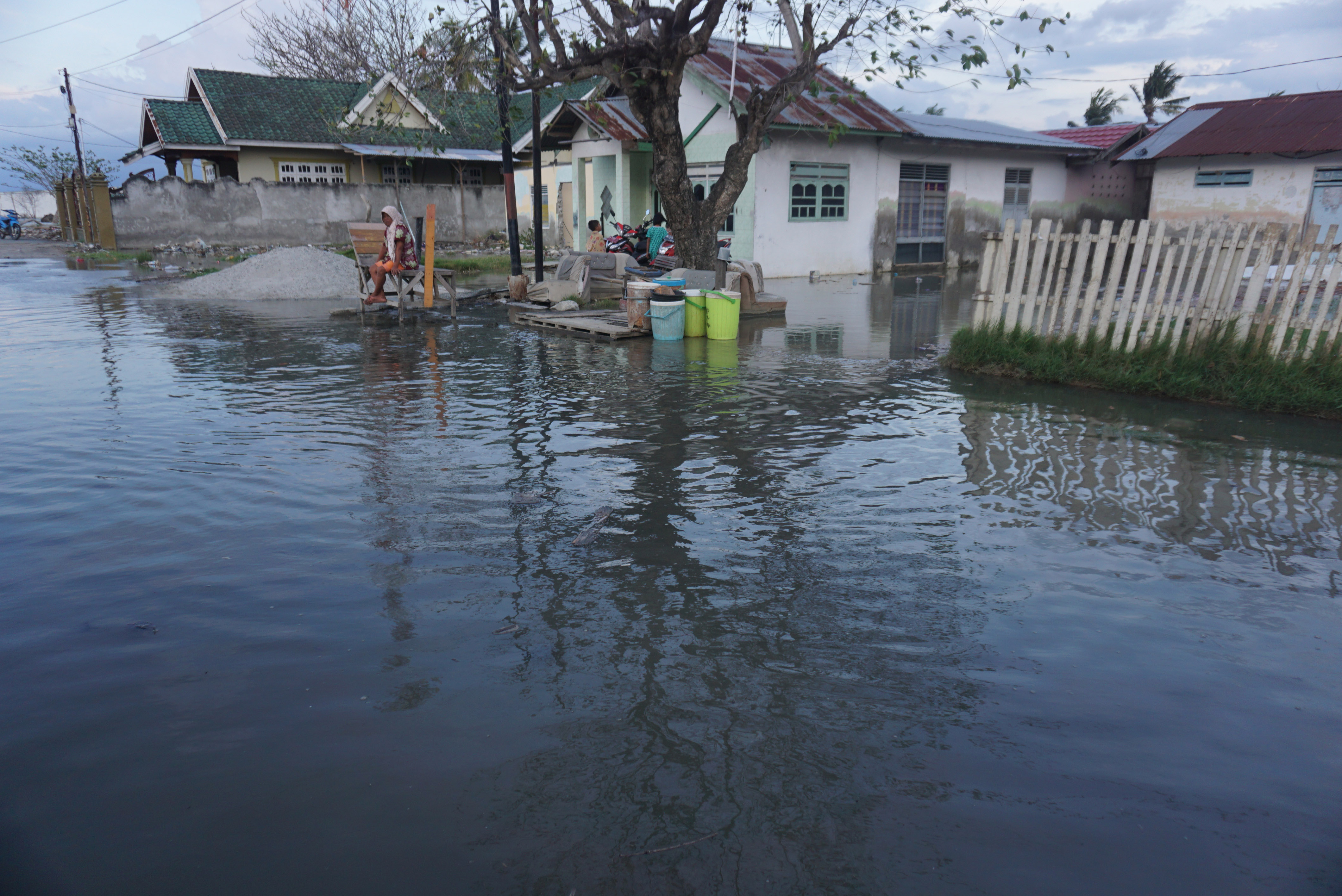Sejumlah warga berada di sekitar rumah yang terendam rob (banjir pasang air laut) di Kampung Lere, Palu, Sulawesi Tengah
