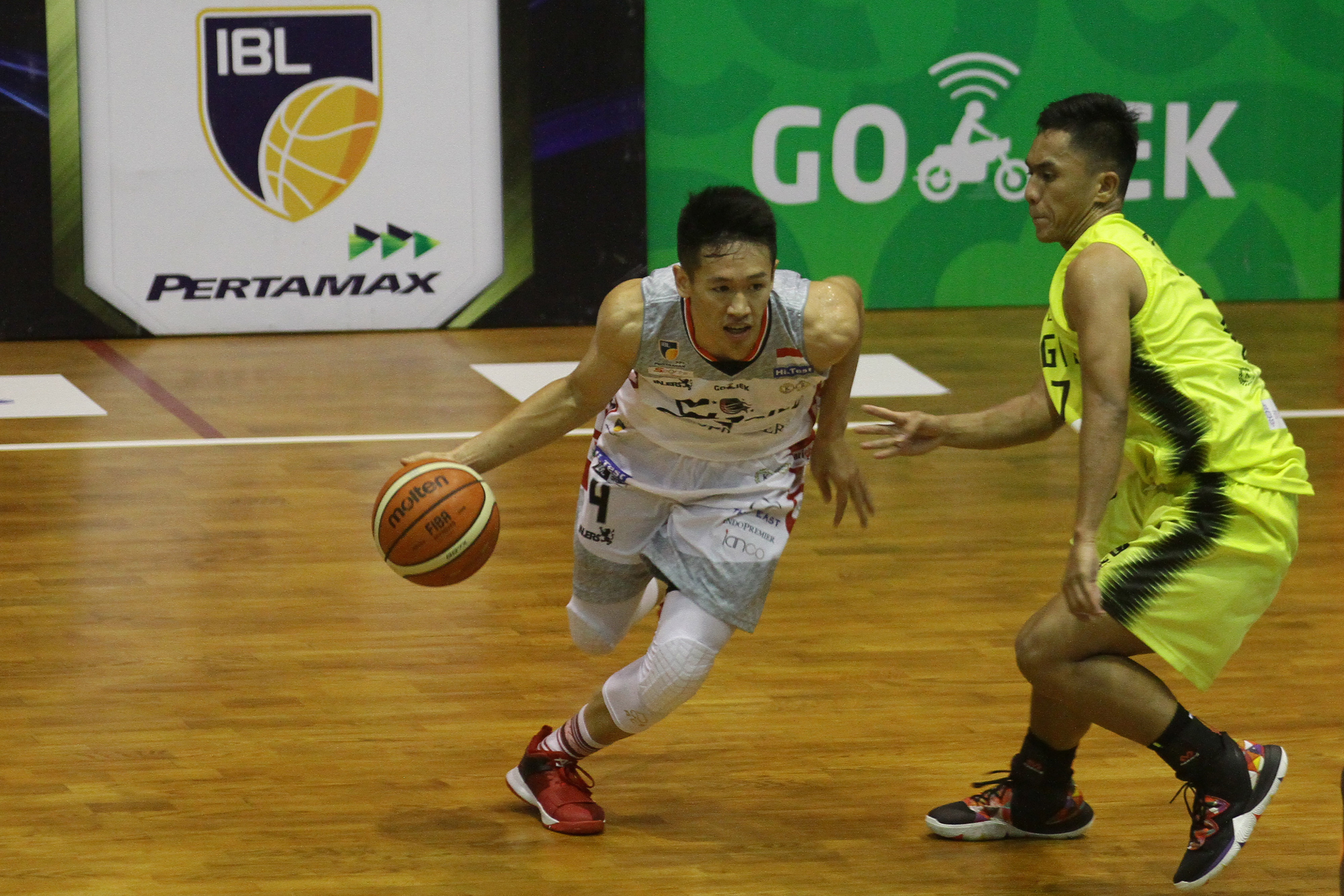 Pebasket Stapac Jakarta, Damar Grahita (kiri) berusaha melewati hadangan pebasket Hang Tuah, Abdi Lucky (kanan) dalam pertandingan IBL.