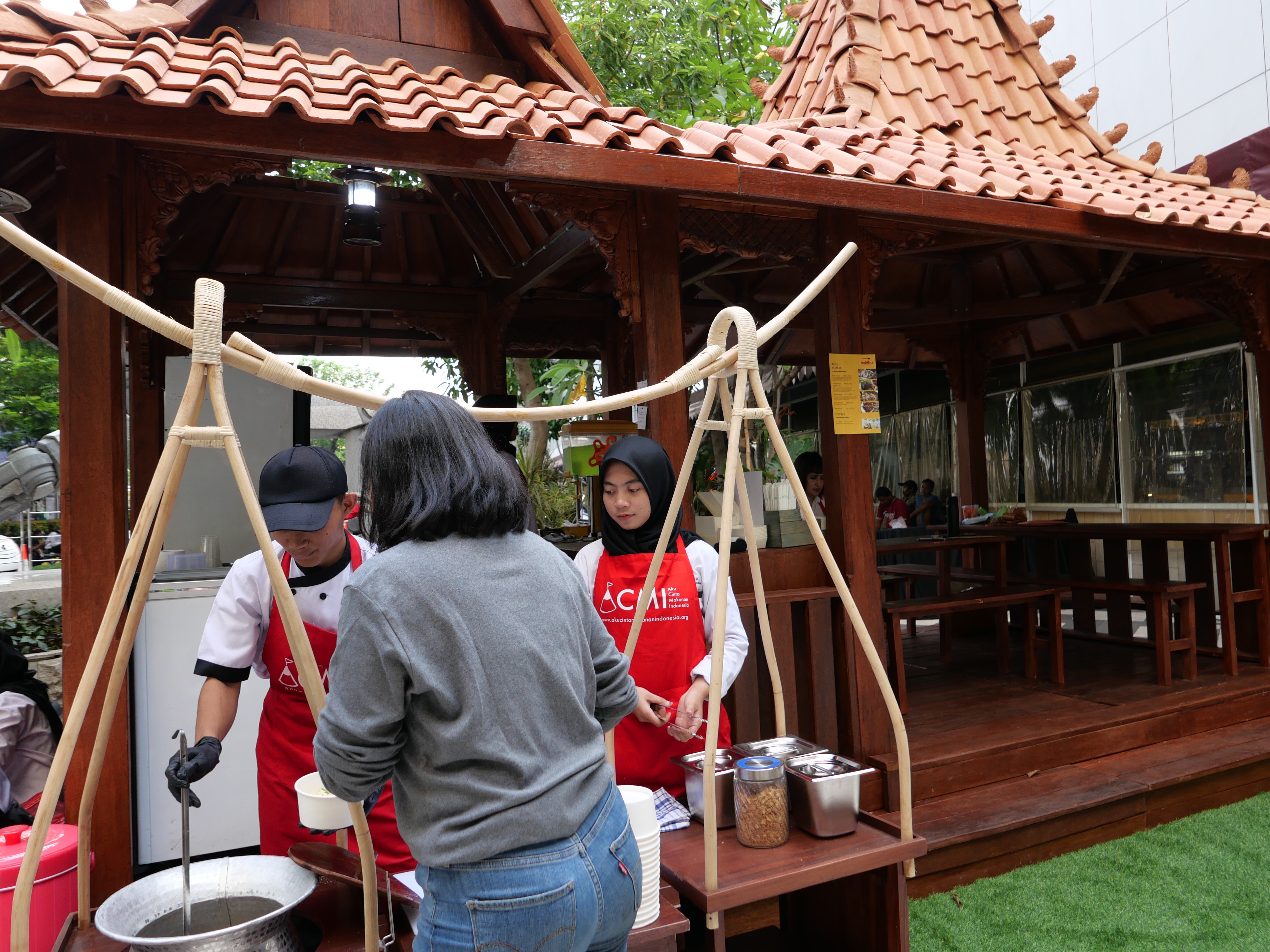 Siswa SMK PGRI 2 Kudus menyajikan kuliner khas Kudus