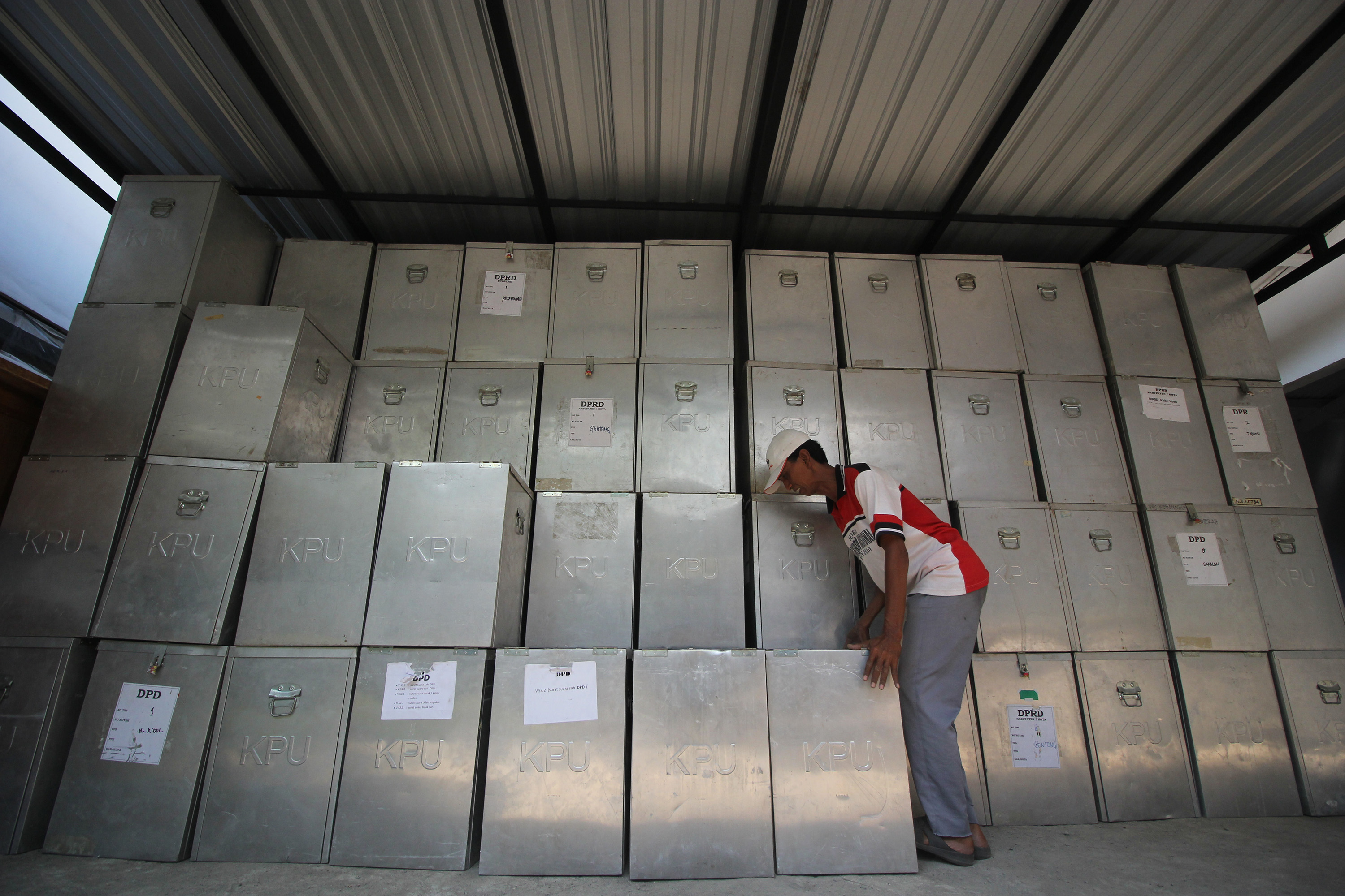 KPU Bangka Belitung berencana menyamakan honor untuk petugas PPK, KPPS dan PPK dengan petugas pengawas dari Panwaslu.