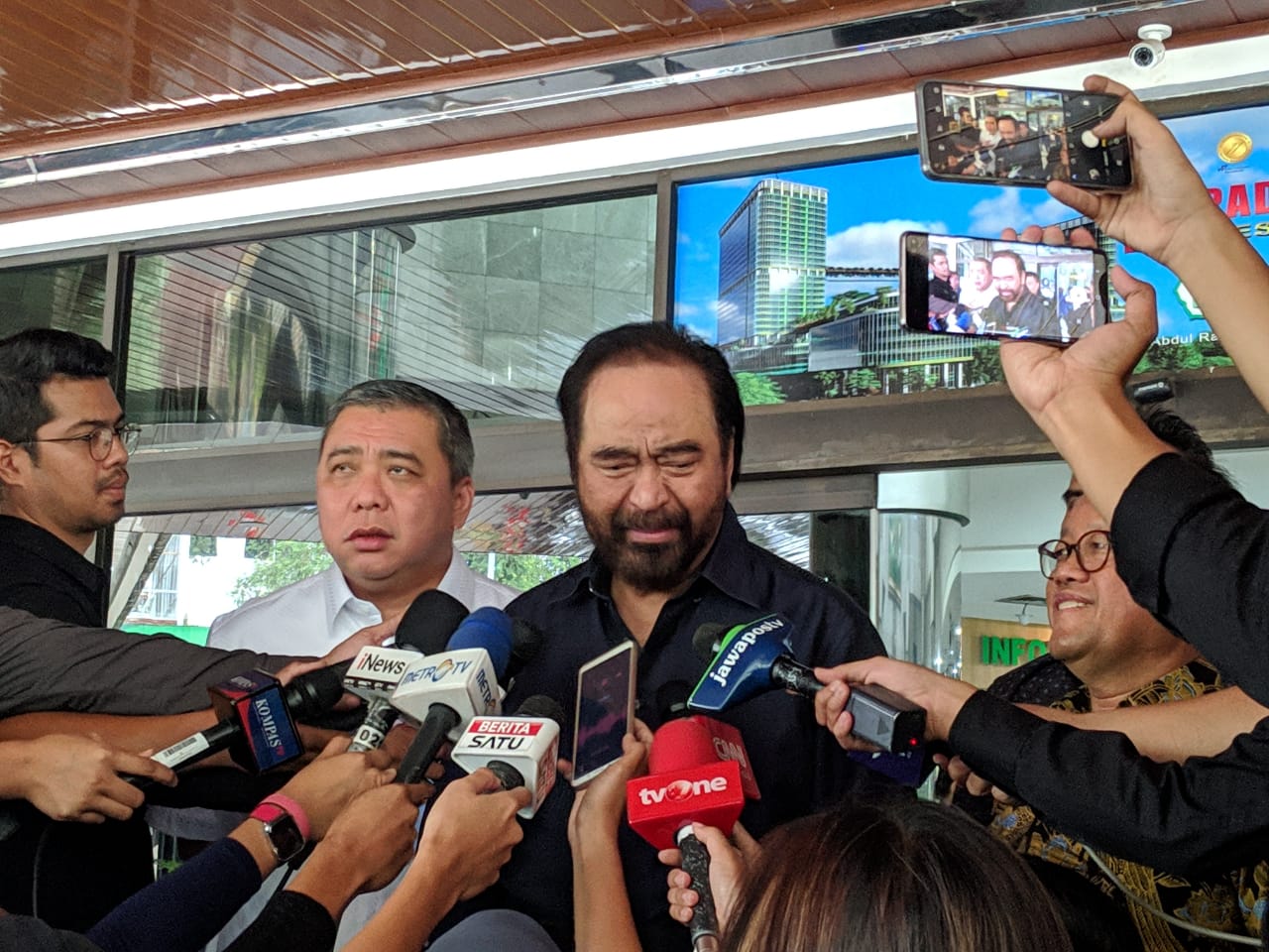 Ketua Umum Partai NasDem Surya Paloh (tengah) usai menjenguk Wiranto