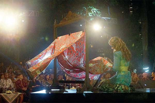 Juara 1 -- Sepenggal adegan dari musikal Malam & Tjanting On Stage, dari balik panggung