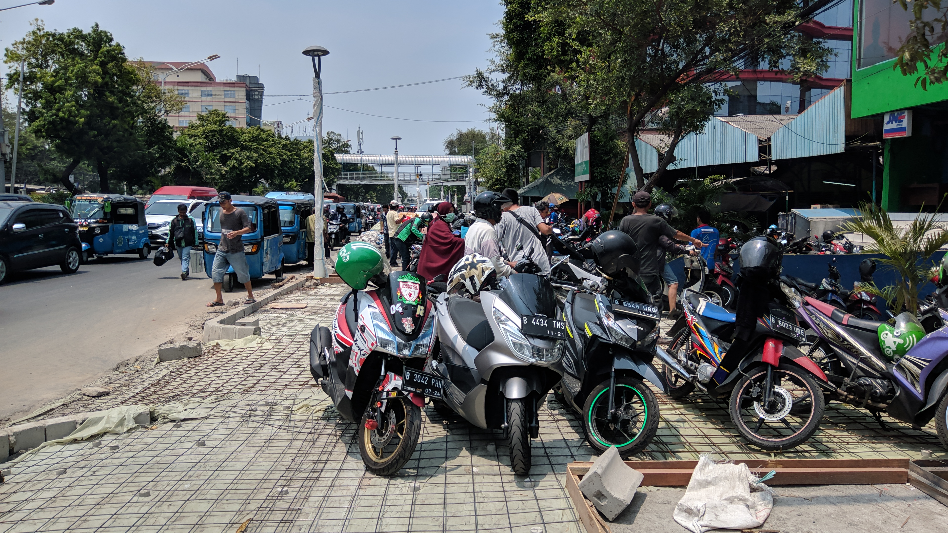 Kondisi trotoar di depan Pasar Paseban, Senen, Jakarta Pusat, hari ini.