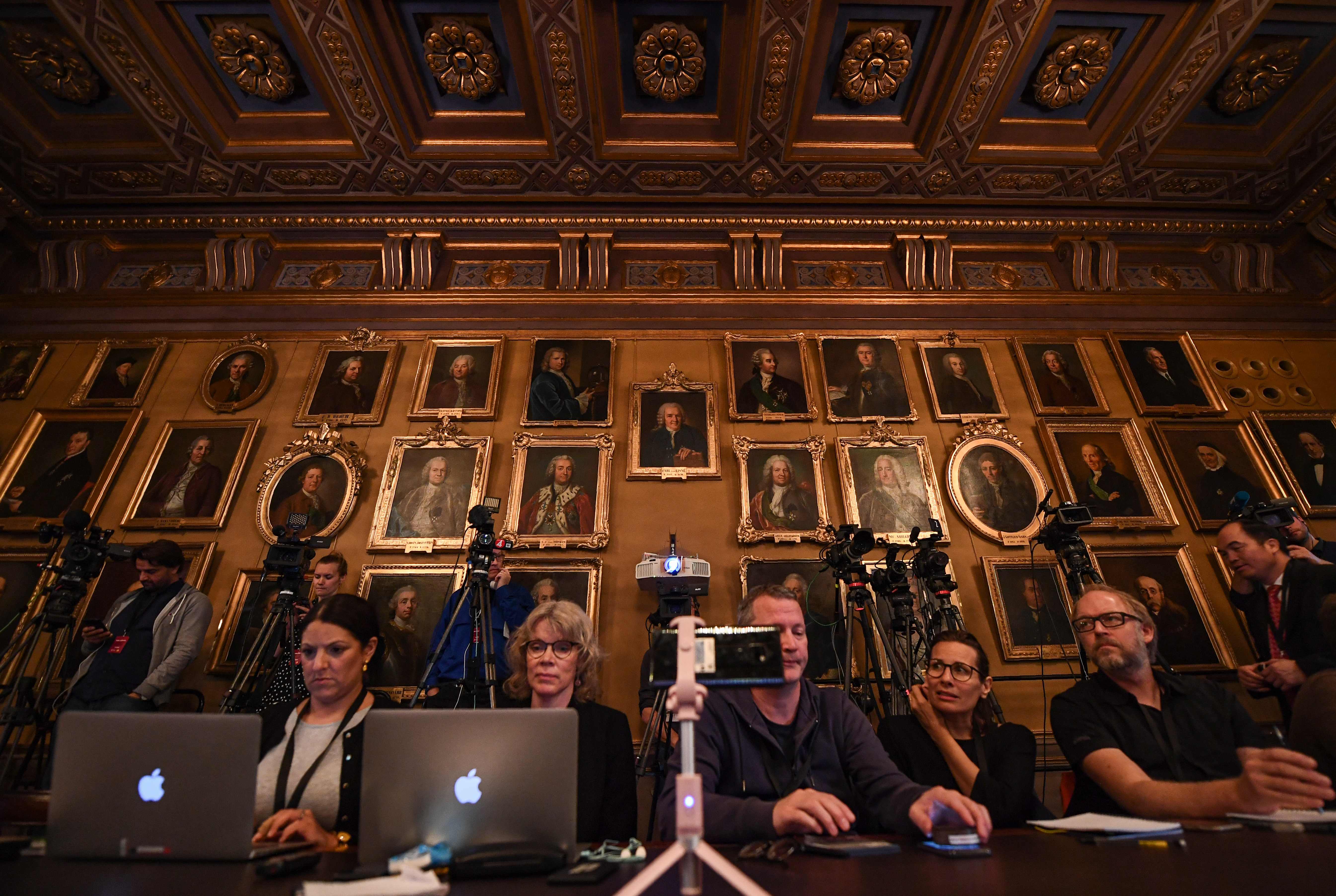  Sejumlah wartawan menunggu pemenang Nobel Fisika di Royal Swedish Academy of Sciences, Selasa (8/10). Lusa, akan Diumumkan Nobel Sastra 