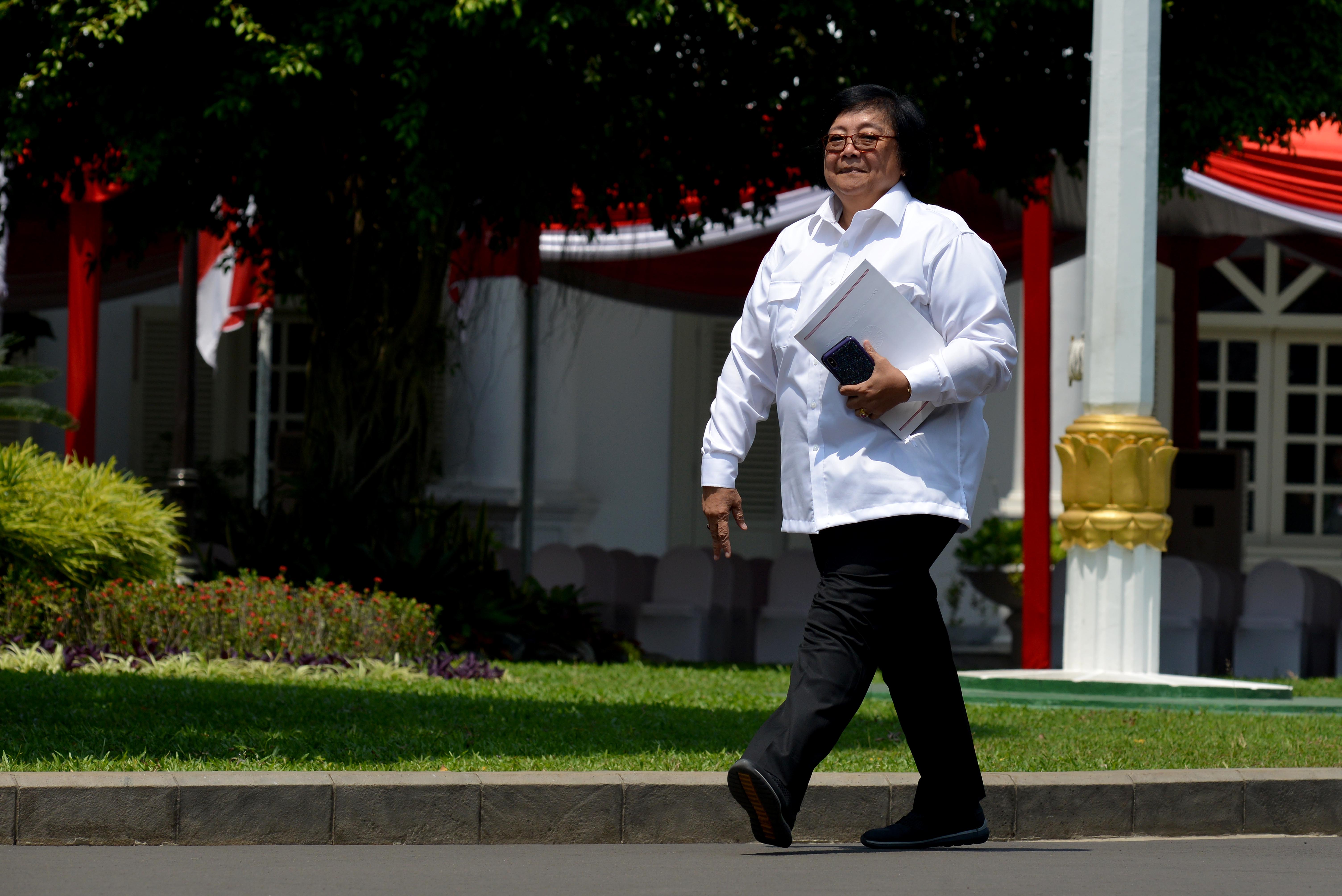 Menteri LHK Siti Nurbaya Bakar berjalan menuju Istana Kepresiden untuk bertemu Presiden Joko Widodo di Istana Negara, Selasa (22/10).