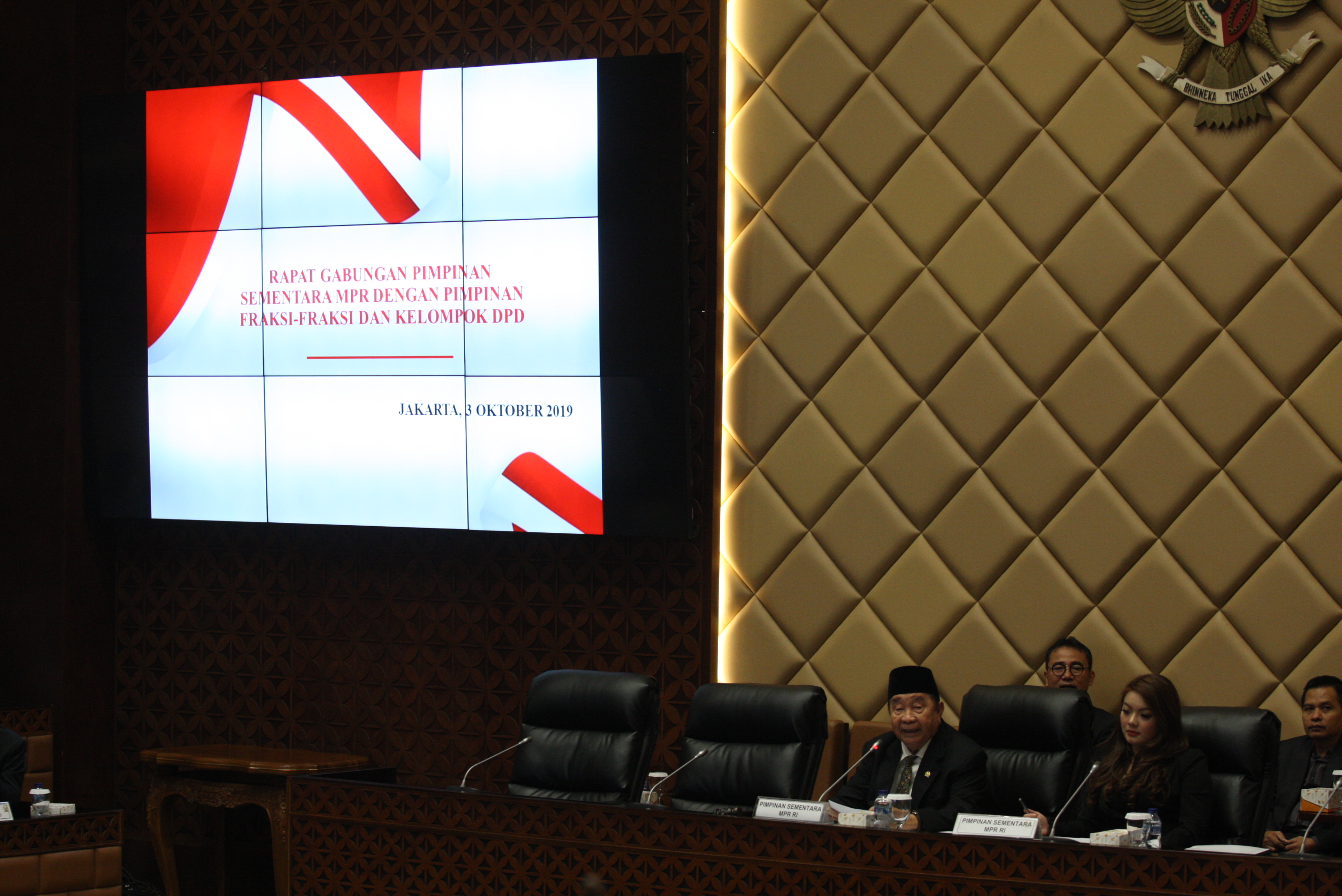  Pimpinan sementara MPR Abdul Wahab Dalimunthe dan Hillary Lasut memimpin rapat paripurna MPR, Kamis (3/10). 