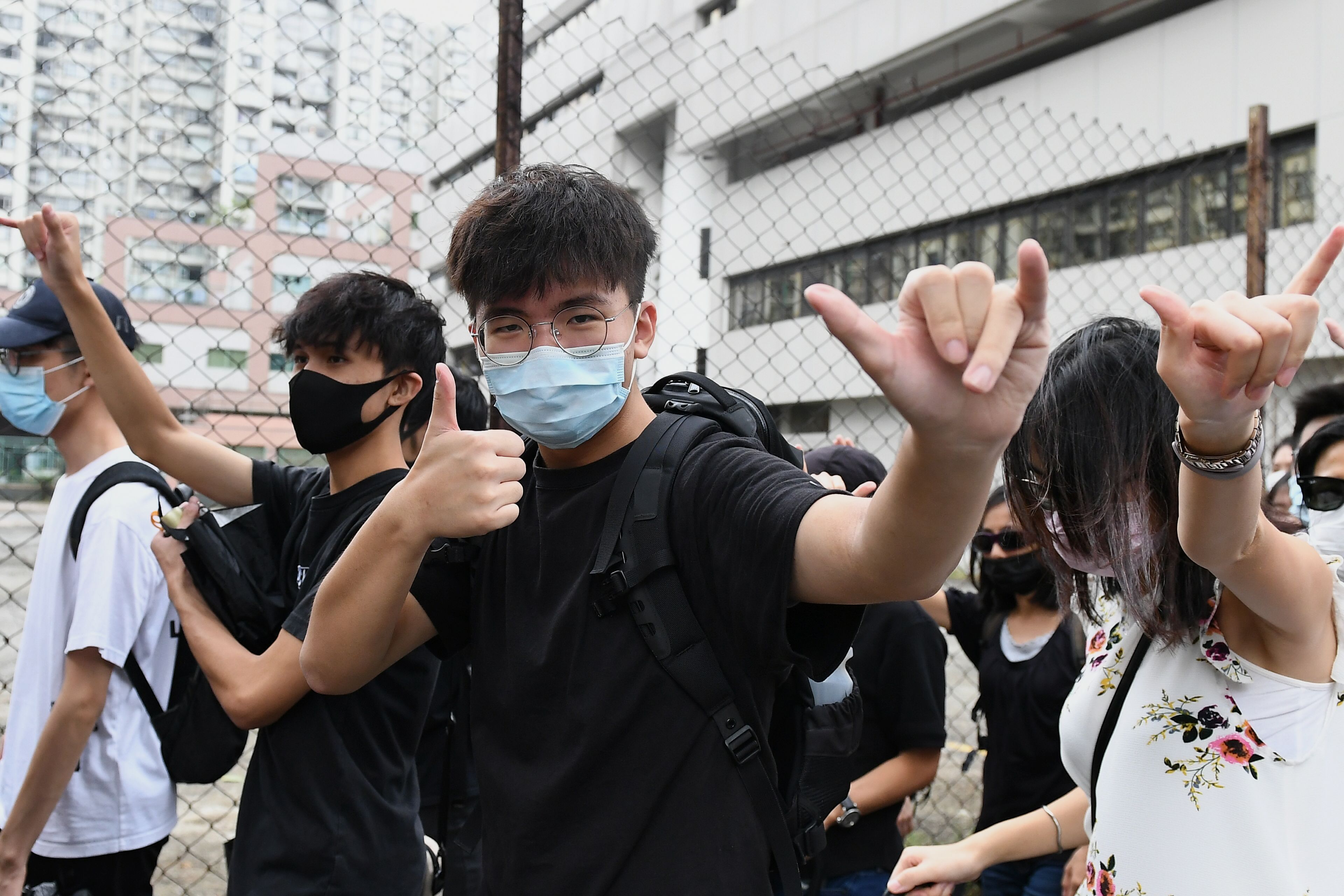 Demmonstran di Hong Kong tetap mennggunakan masker meski ada larangan penggunaan masker