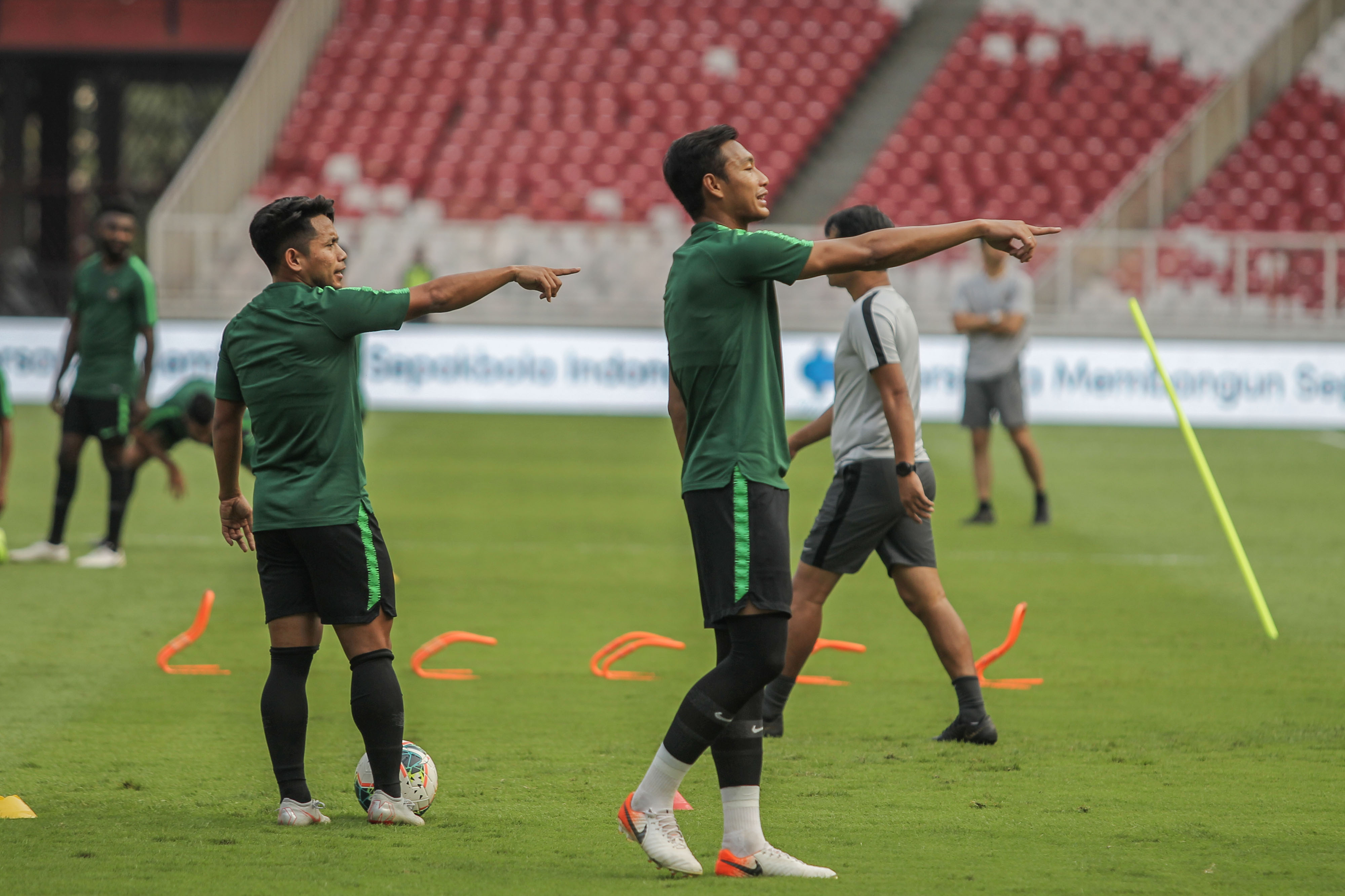 Pemain timnas Indonesia Andik Vermansah (kiri) tengah mengikuti sesi latihan resmi di Stadion Utama Gelora Bung Karno, Senayan.