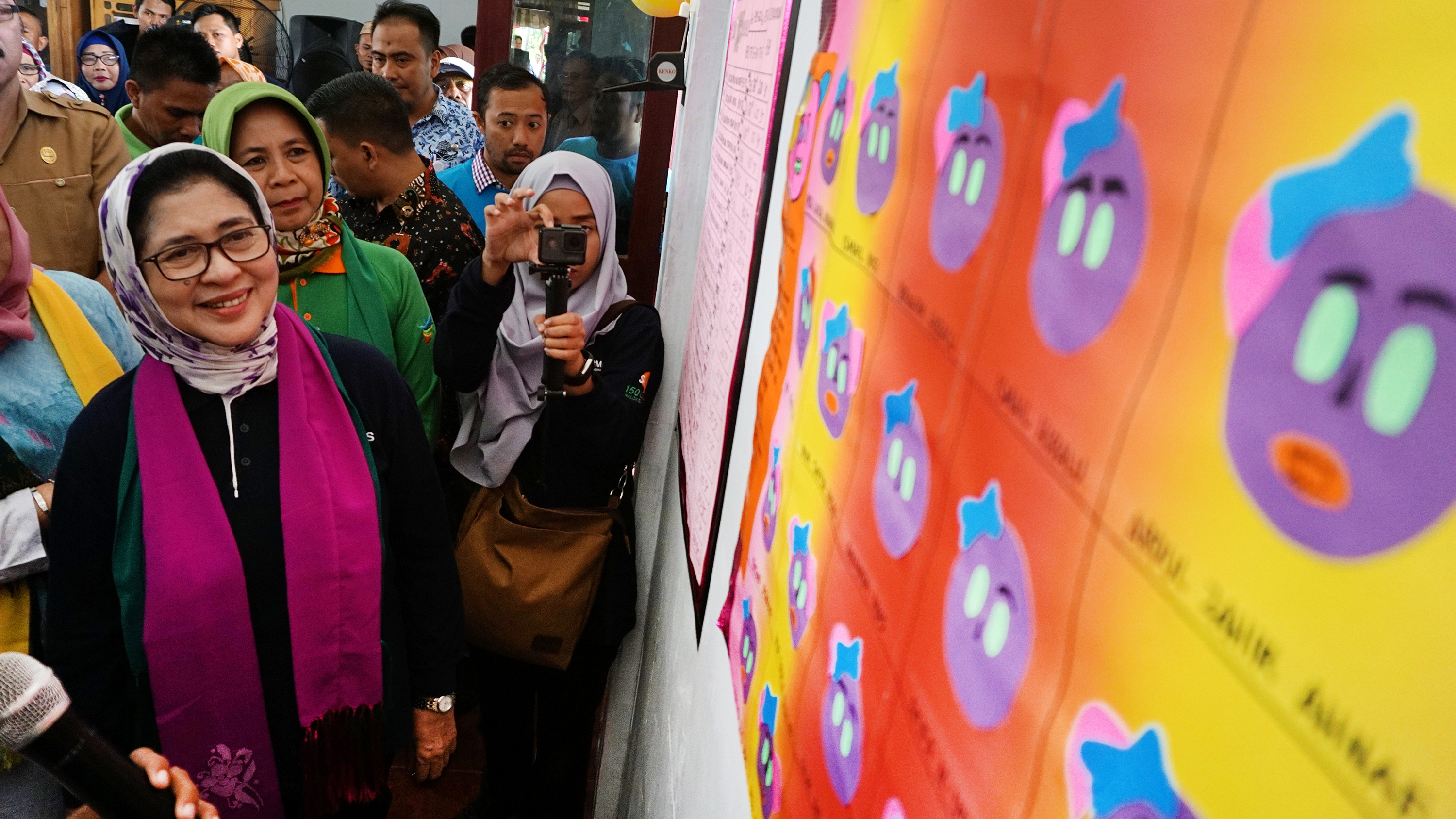  PENURUNAN ANGKA STUNTING: Menteri Kesehatan Nila Moeloek (kiri) melihat absensi bayi di pos gizi Desa Haya-Haya, Kabupaten Gorontalo 