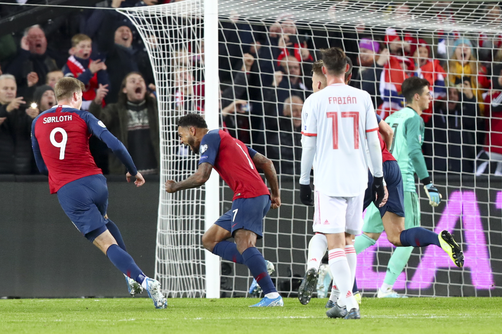 Joshua King (tengah) melakukan selebrasi usai menjebol gawang Spanyol