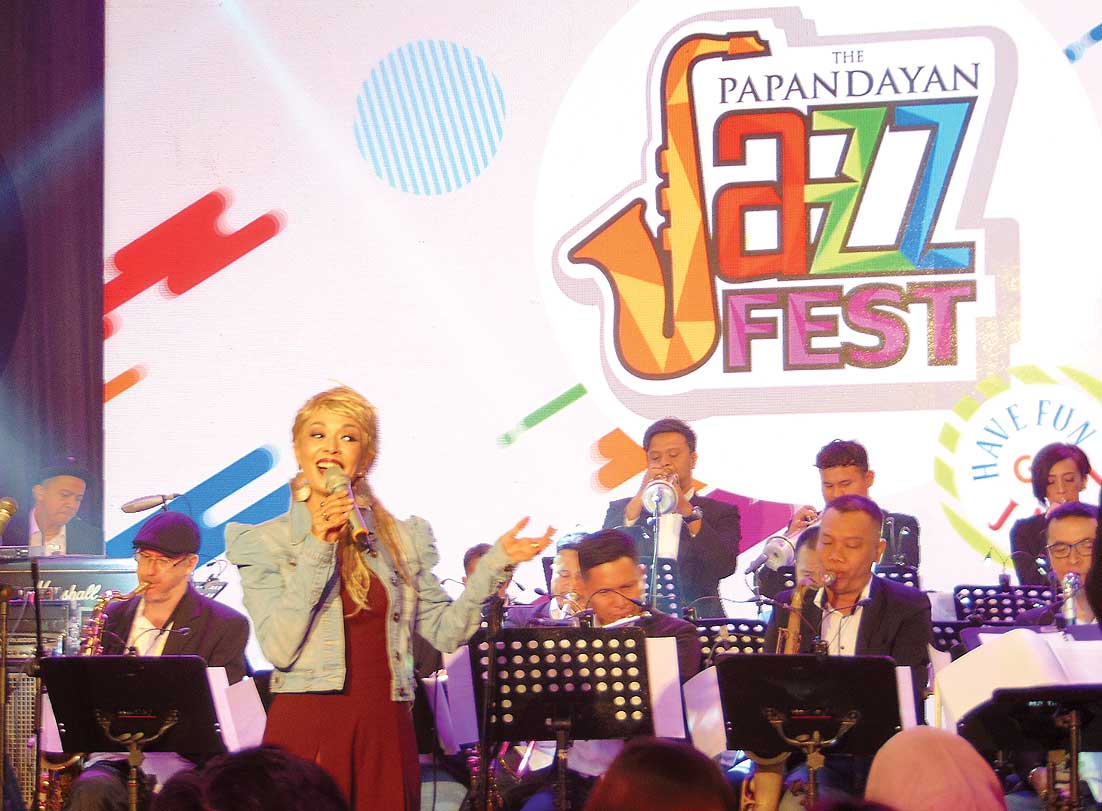 Penyanyi Syaharani memukau penonton saat tampil pada pembukaan The Papandayan Jazz Festival 2019 di The Papandayan Hotel, Bandung, kemarin.