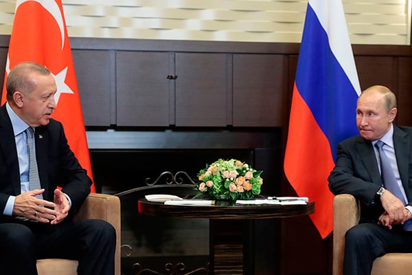 Presiden Turki  Recep Tayyip Erdogan (kiri) sedang berbincang dengan Presiden Rusia Vladimir Putin