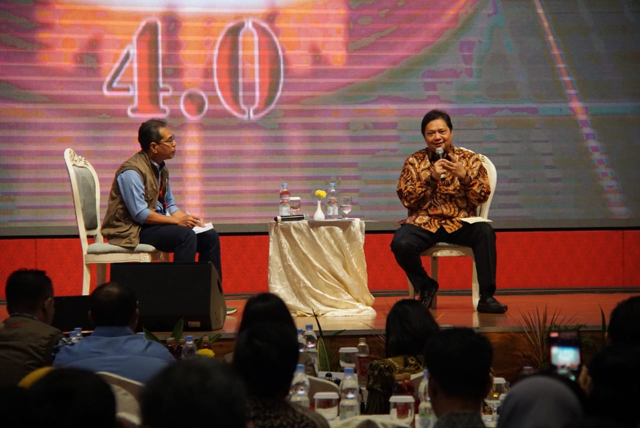 Menteri Perindustrian Airlangga Hartarto (kanan). 