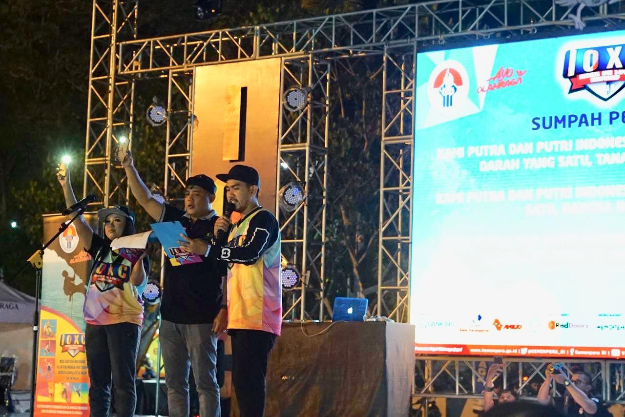 Pembacaan ikrar Sumpah Pemuda Pemuda saat pentupan Indonesia Open X-Sport Championship (IOXC) XI 2019 di Alun-alun Karanganyar, Jawa Tengah.