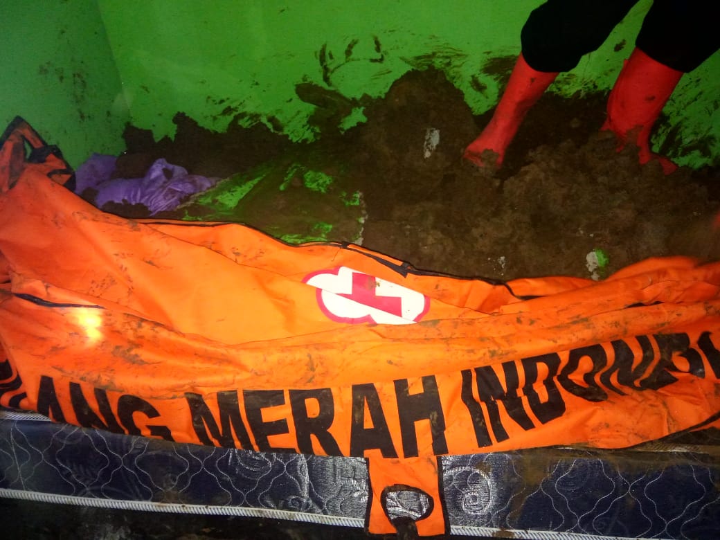 Korban tewas akibat longsor di Kampung Cirawa RT 01/11, Desa Kanoman, Kecamatan Cibeber, Selasa (8/10)