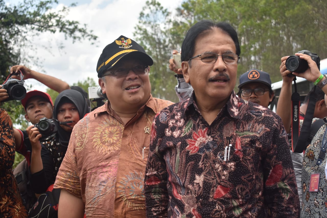 Menteri ATR Sofyan Djalil bersama Menteri PPN/Kepala Bappenas Bambang Brojonegoro (bertopi) mengunjungi Pulau Balang, Kaltim, Rabu (2/1).