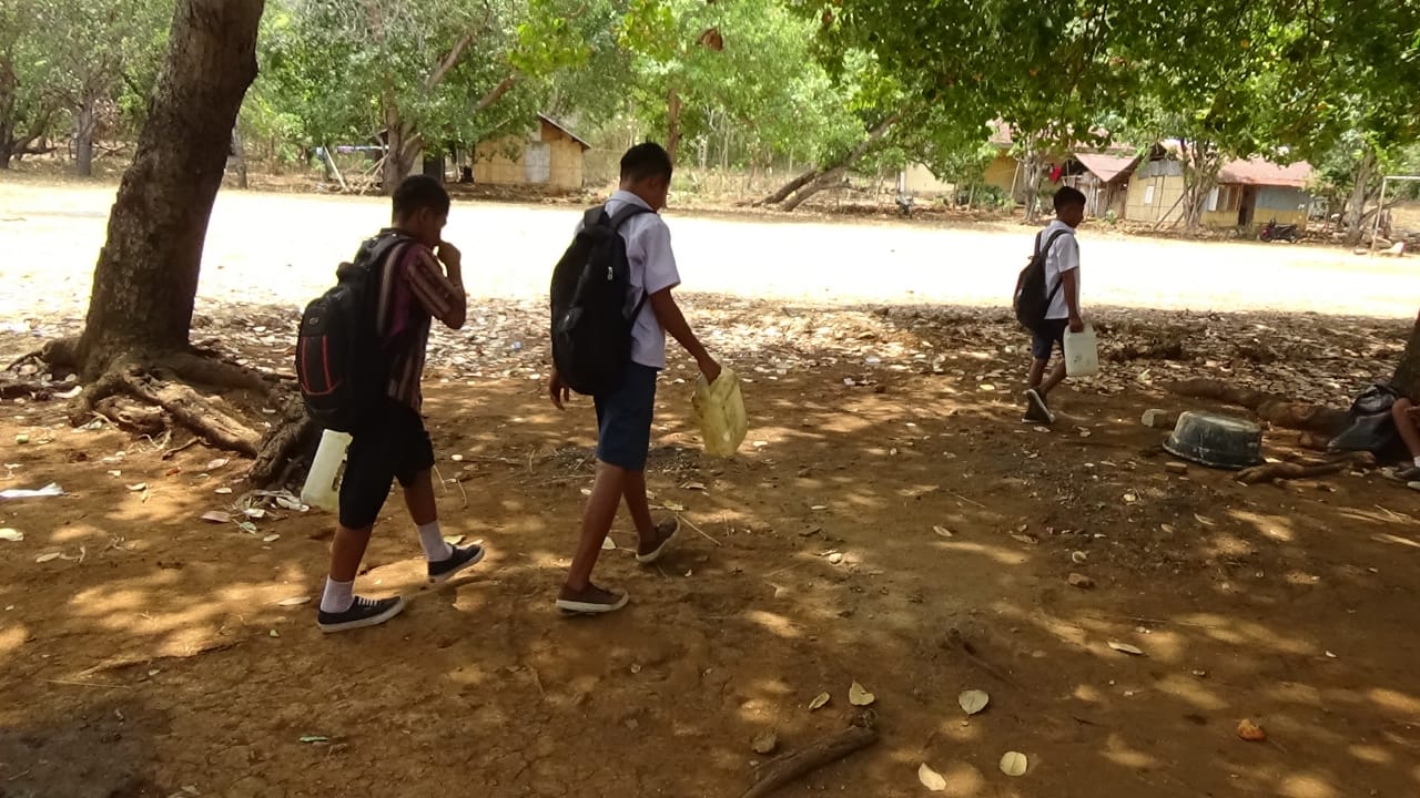 Anak sekolah menenteng jerigen