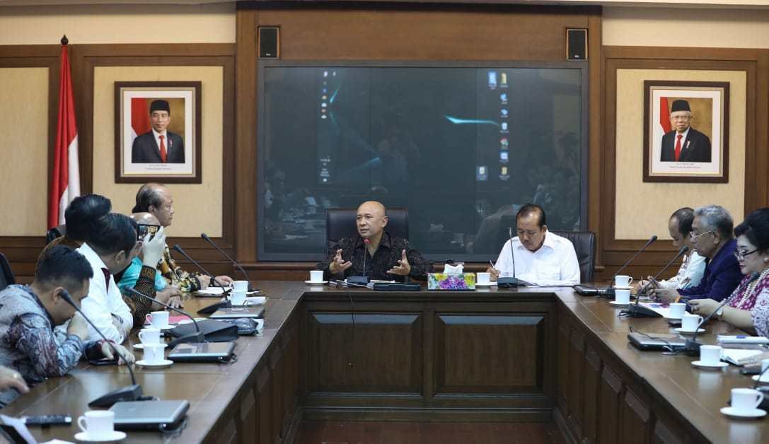 Menkop dan UMKM Teten Masduki menerima pengurus Asosiasi Koperasi Simpan Pinjam Indonesia (Askopindo) di Jakarta, Selasa (29/10).