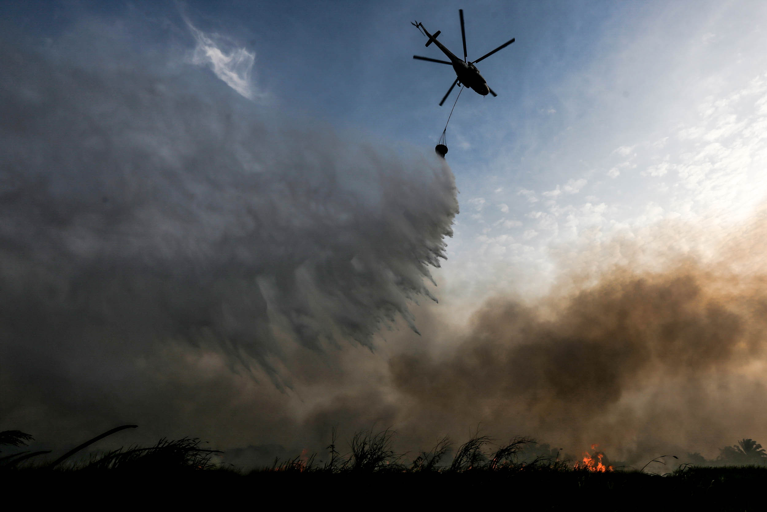 Pemadaman kebakaran lahan di Ogan Ilir, Sumatra Selatan, menggunakan helikopter MI8, beberapa waktu lalu. 