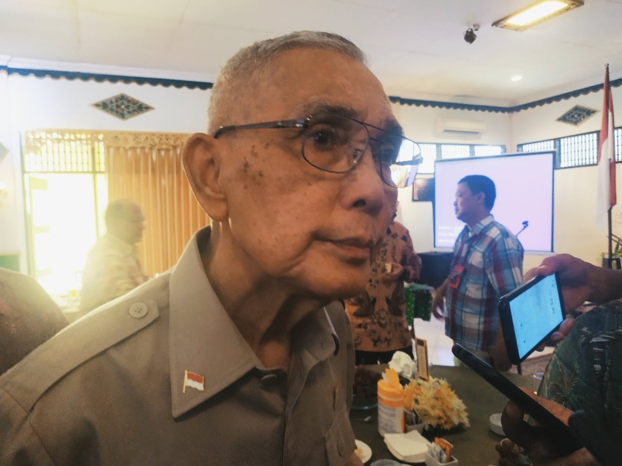 Mantan Wapres Try Sutrisno menilai Indonesia semakin aman setelah Prabowo Subianto menjadi menteri pertahanan.