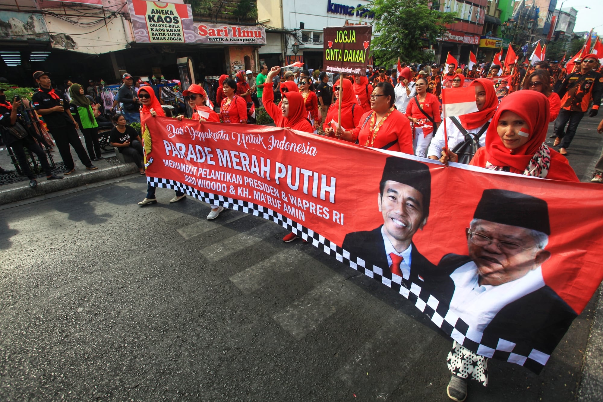 Peserta mengikuti pawai bertajuk Merah Putih dari Yogyakarta untuk Indonesia di Kawasan Malioboro, Yogyakarta, Sabtu (19/10/2019).