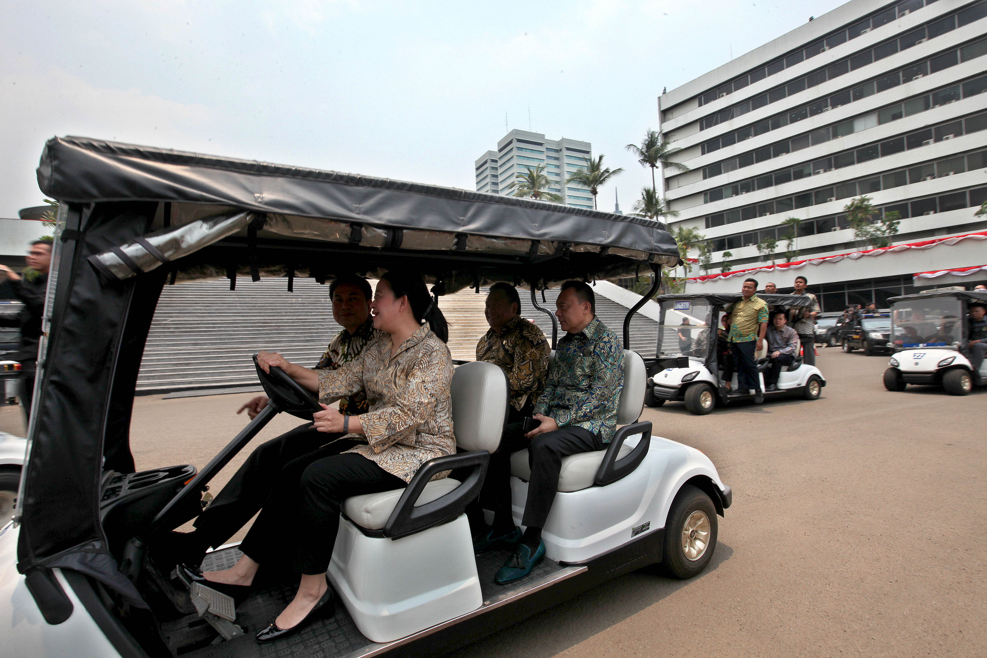 Ketua Dewan Perwakilan Rakyat (DPR) Puan Maharani (kanan) bersama Pimpinan DPR menaiki mobil golf.