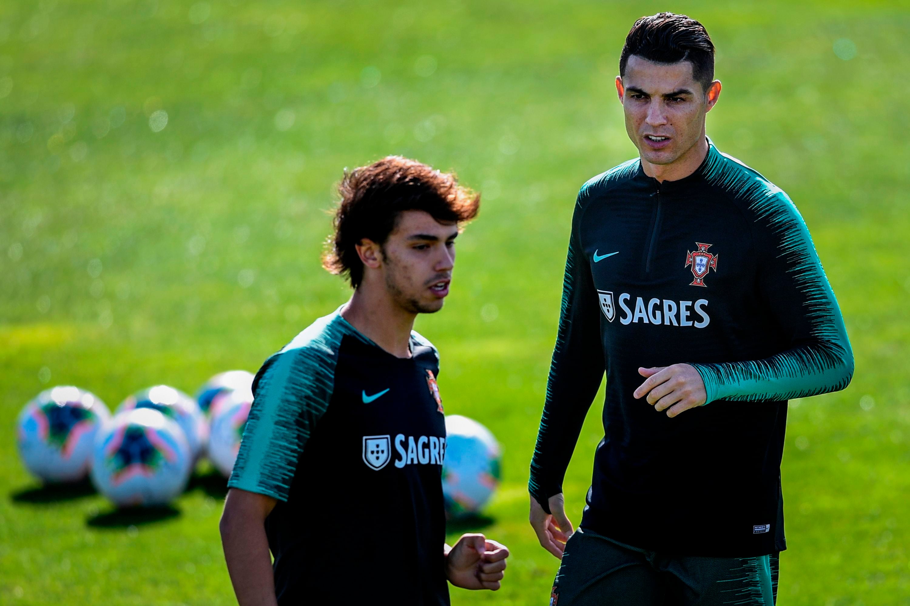  Penyerang timnas Portugal Cristiano Ronaldo (kanan) berlatih bersama pemain muda yang dijuluki Wonderkid, Joao Felix.
