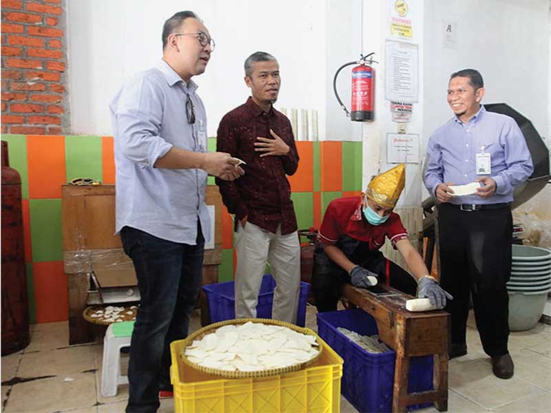 Corporate Secretary Mandiri Syariah Ahmad Reza (kiri) meninjau toko oleh-oleh Ummi Aufa Hakim di Bukittinggi, Sumatra Barat