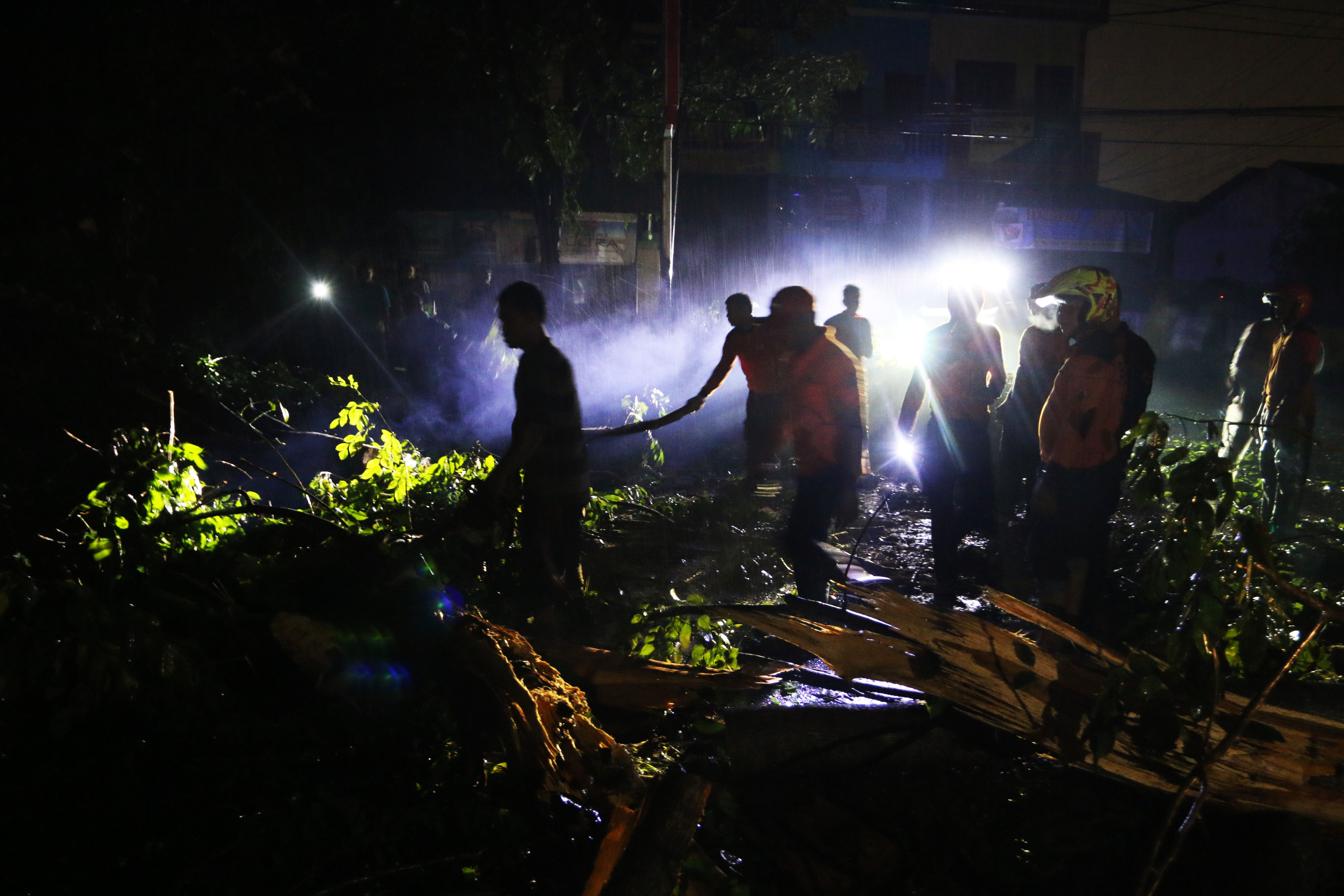 Angin puting beliung merusak beberapa rumah di Mandailing Natal, Sumatera Utara.