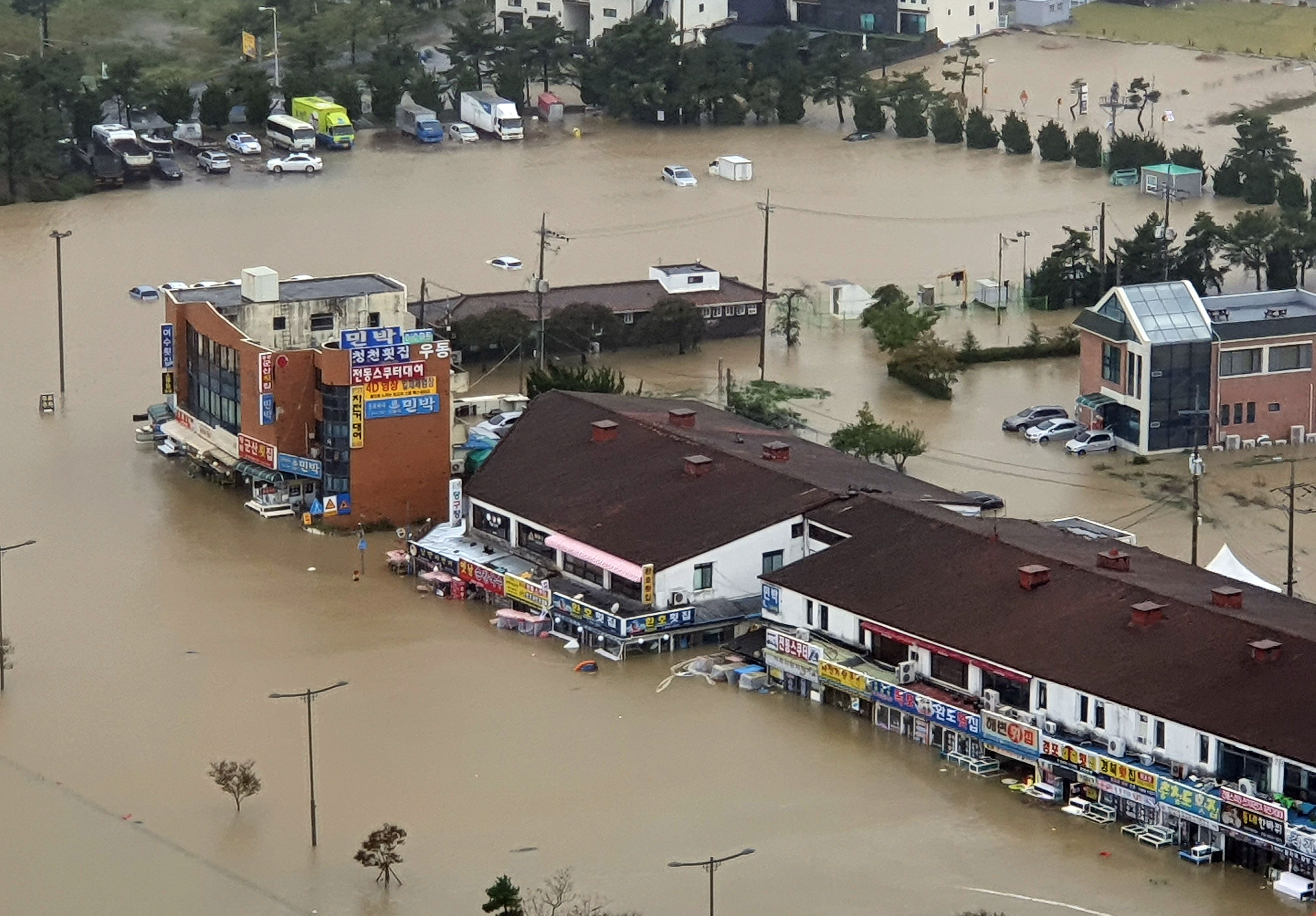 Topan Mintag menyebabkan banjir di Gangneung, Korea Selatan, Kamis (3/10). Sebanyak 9 orang dikabarkan tewas. 