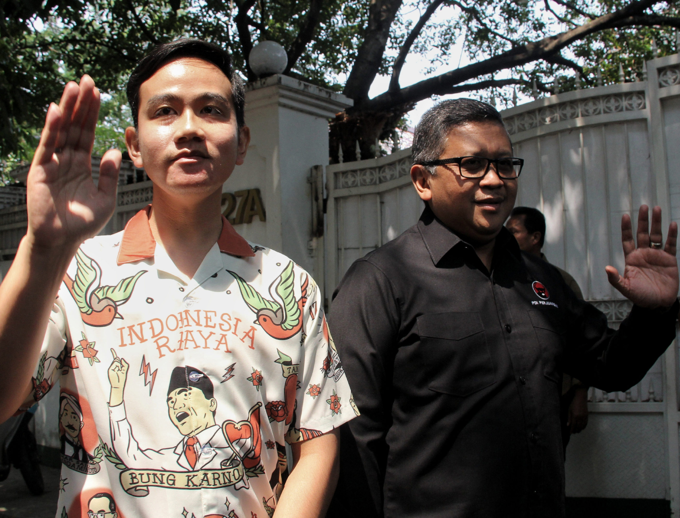 Putra sulung Presiden Joko Widodo, Gibran Rakabuming Raka (kiri) bersama Sekjen PDI Perjuangan Hasto Kristiyanto usai bertemu Megawati.