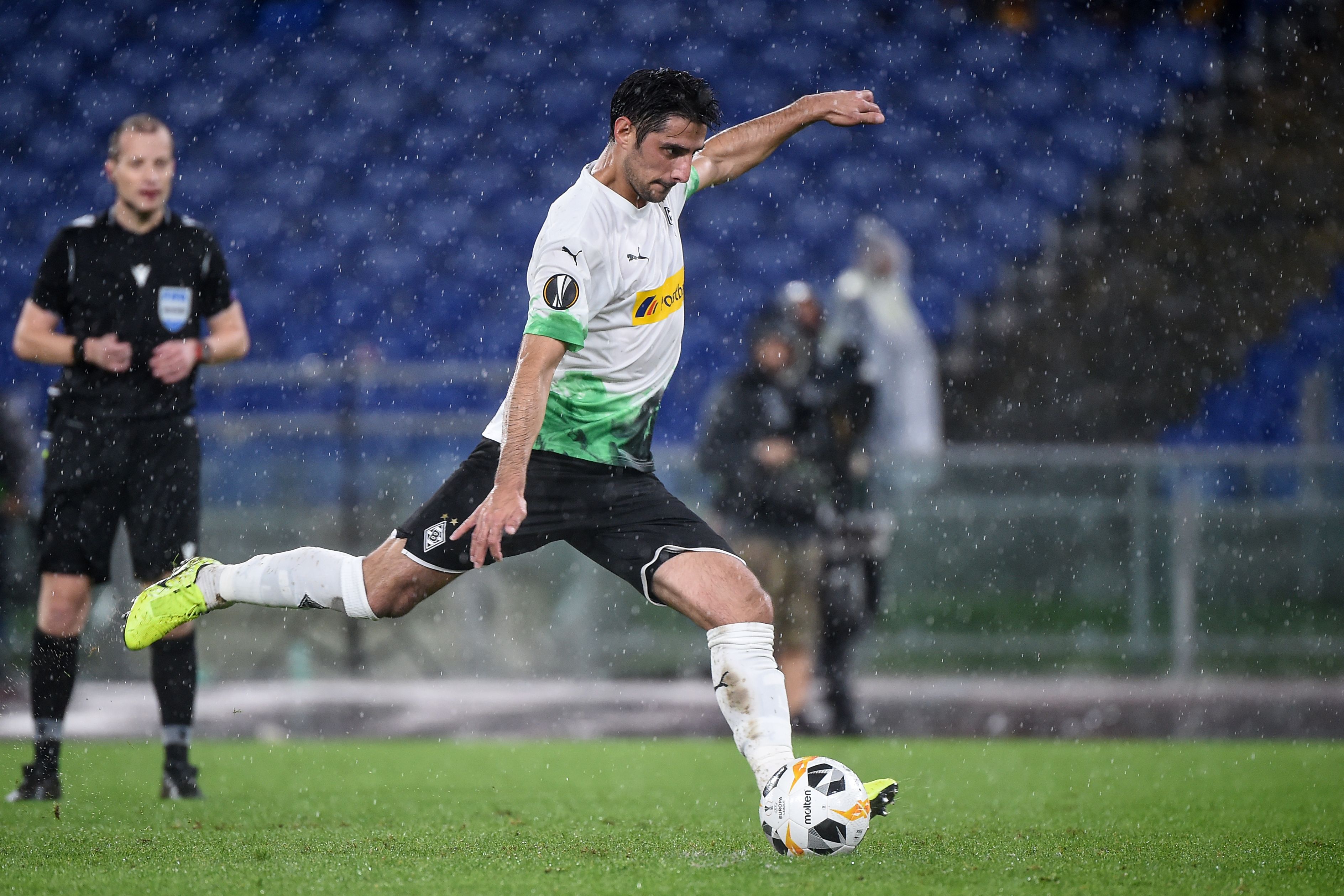 Lars Stindl melakukan eksekusi penalti yang menyelamatkan Borussia Moenchengladbach dari kekalahan