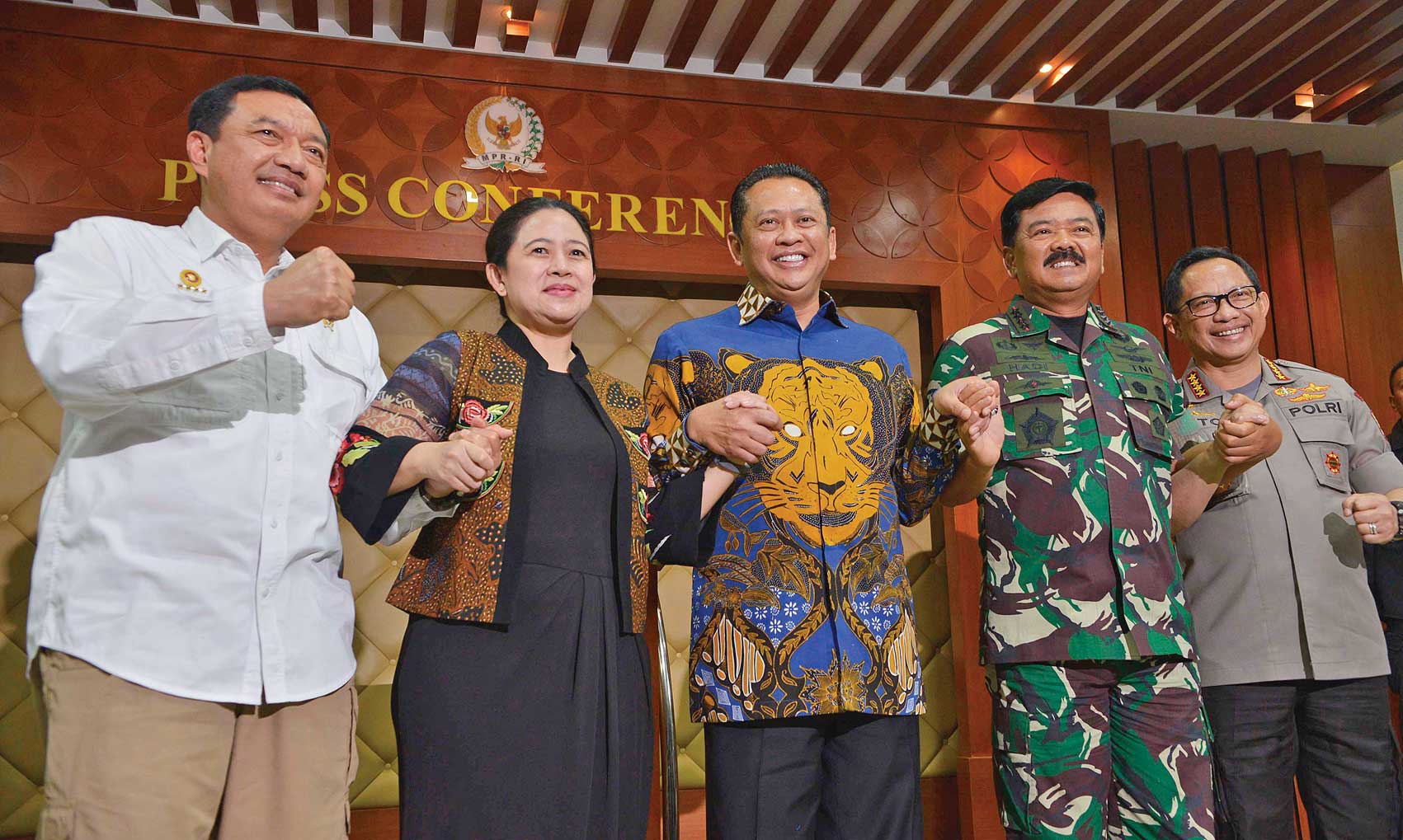 Ketua MPR Bambang Soesatyo (tengah) bersama Ketua DPR Puan Maharani, Kepala BIN Budi Gunawan (kiri), Kapolri Jenderal Tito Karnavian (kanan)