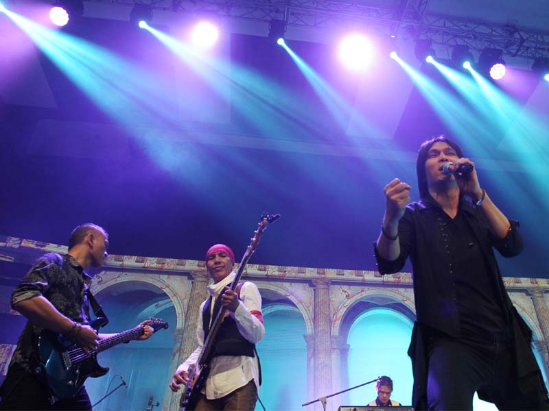  Konser reuni The Best of Dewa 19 with Once Mekel yang berlangsung di Jakarta, Jumat (4/10).
