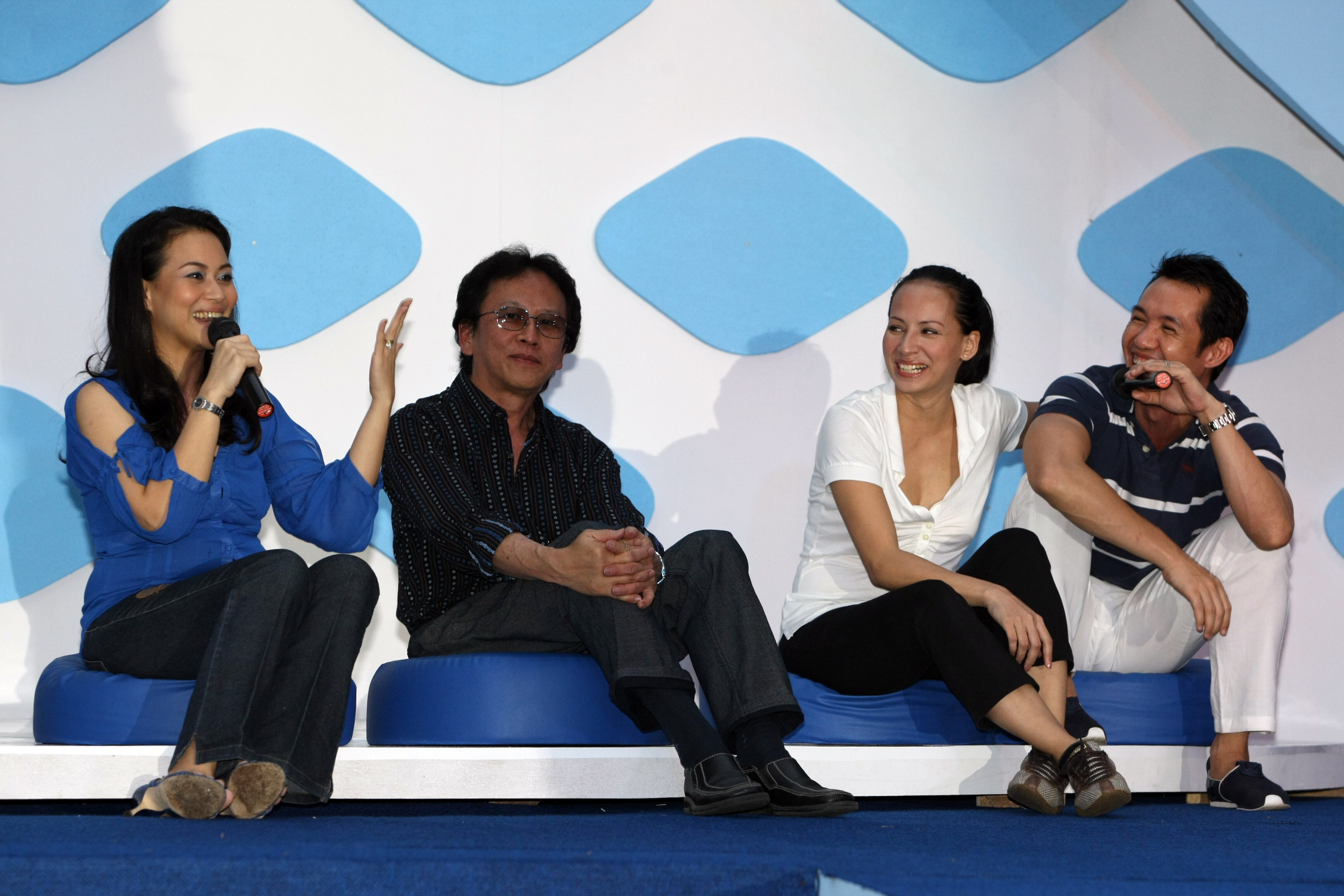 Psikolog seksual Zoya Amirin (kiri)