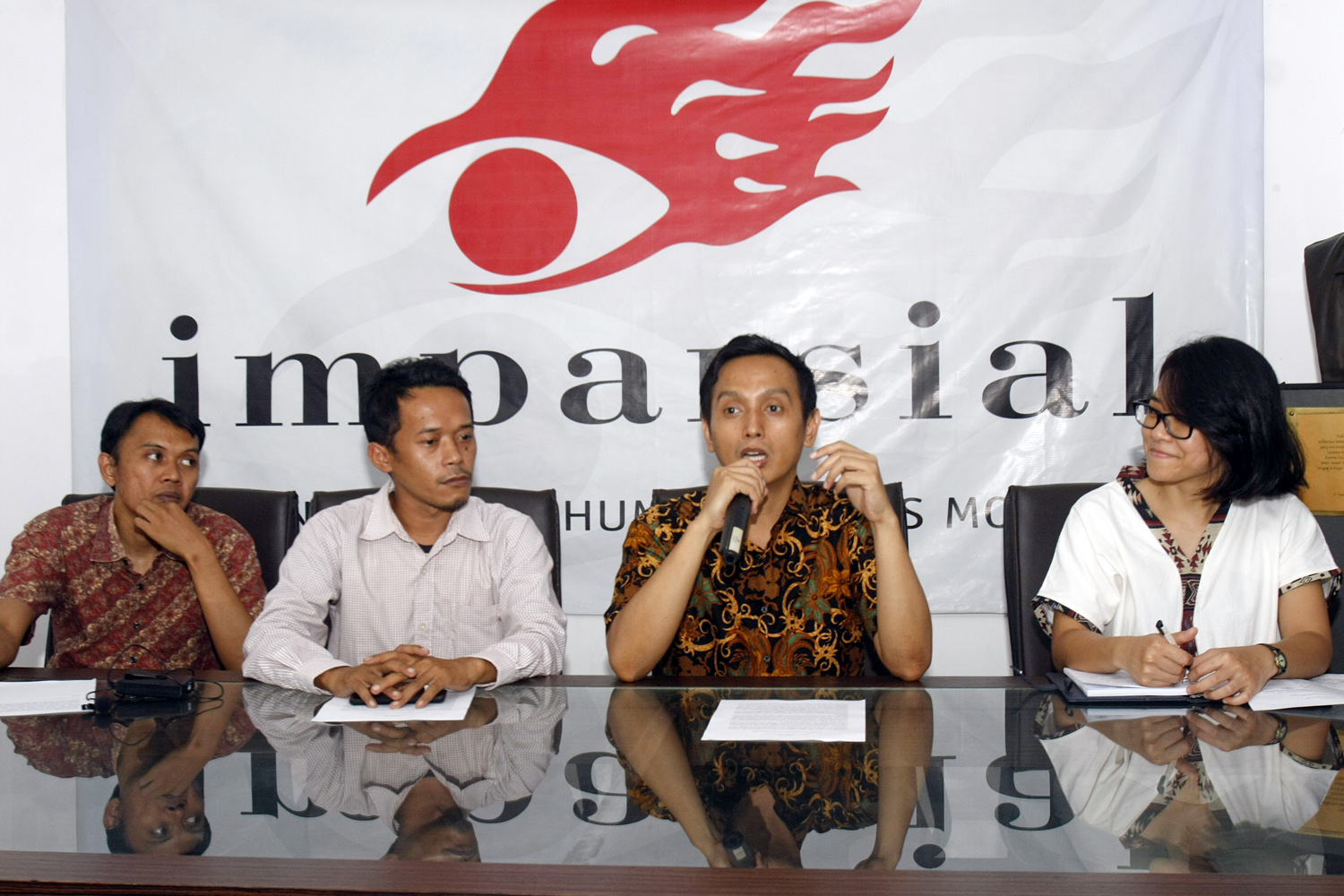  Direktur Imparsial Al Araf (dua kanan) bersama (dari kiri) Ketua Peneliti Imparsial Ardi Manto