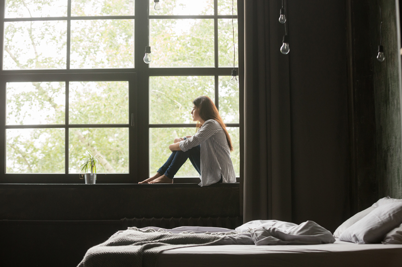 Kita bisa belajar dari introver untuk nyaman terhadap lingkungan dalam kesendirian.