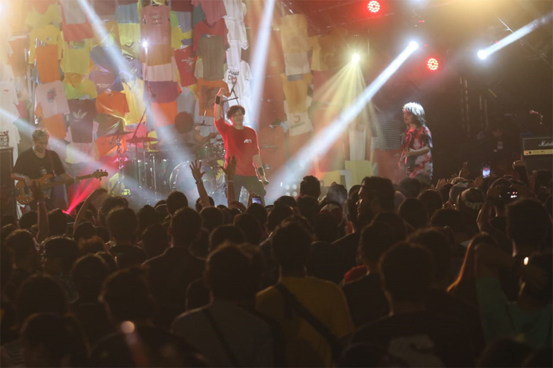 Instalasi dari kaus pada panggung pertunjukan. 