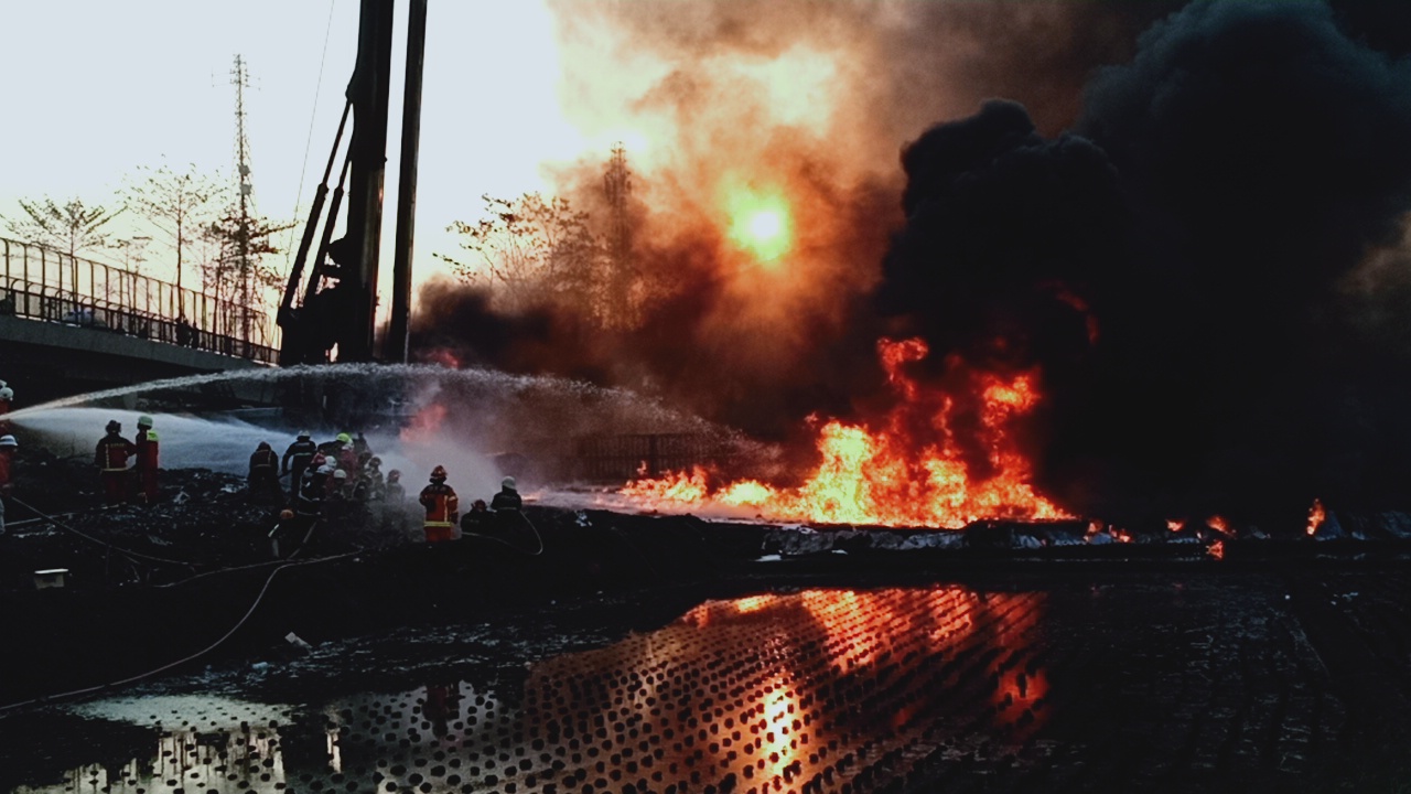 Petugas pemadam berusaha memadamkan kobaran api yang membakar pipa minyak PT Pertamina di Cimahi