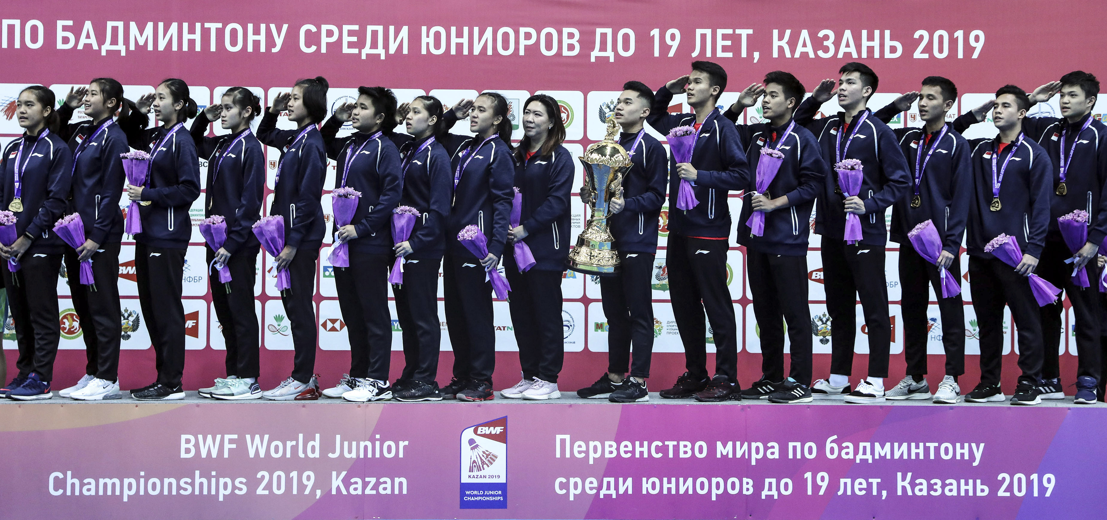 Tim bulu tangkis junior Indonesia saat penyerahan medali juara beregu di Kejuaraan Dunia Bulu Tangkis Junior.