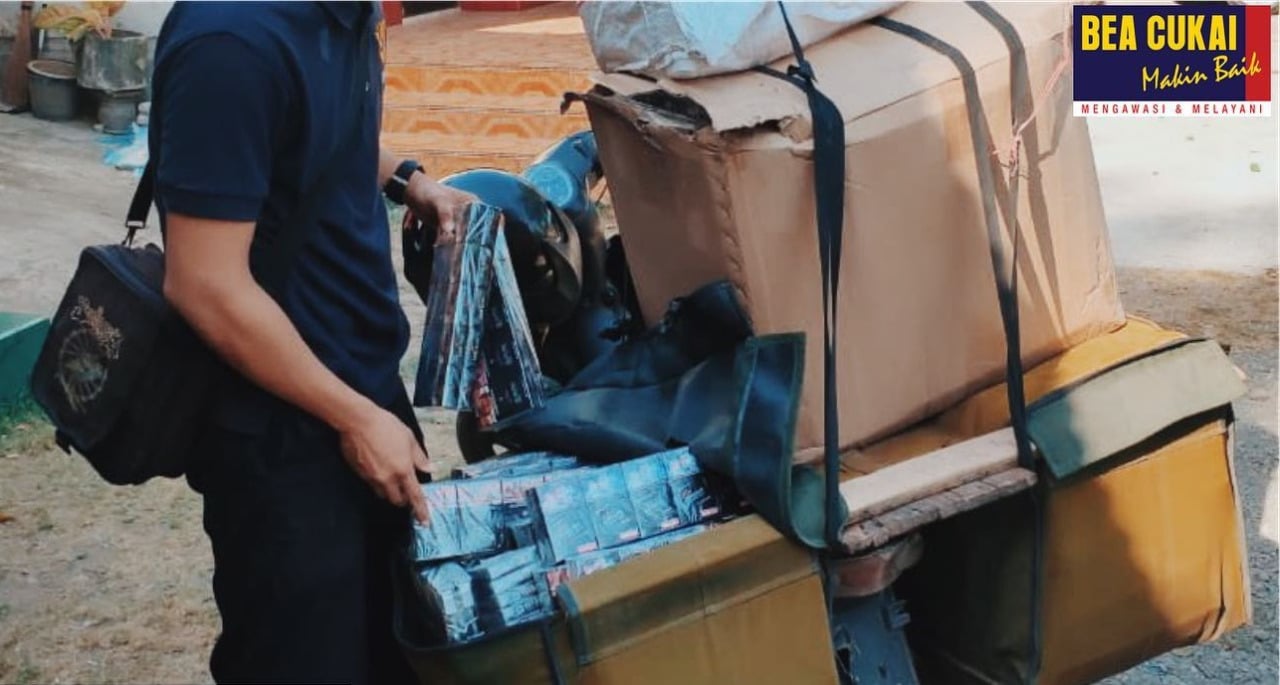 BEA Cukai Blitar menangkap seorang sales yang diduga sebagai pengedar rokok ilegal di Blitar, Jawa Tumur.