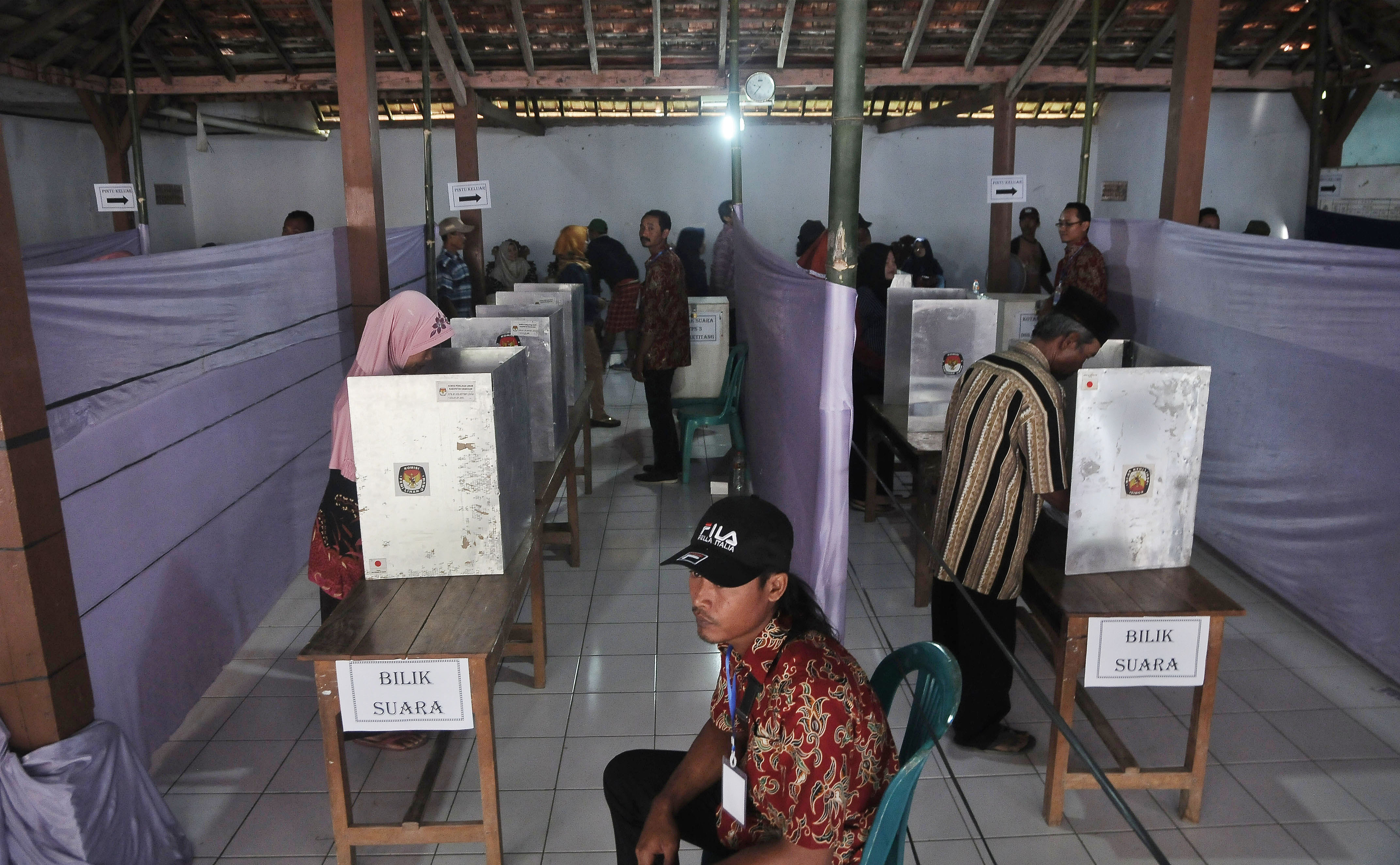 Pemilihan Kepala Desa serentak berlangsung di sejumlah daerah. Seperti di Flores Timur, ada 77 desa menyelenggarakan Pilkades. 
