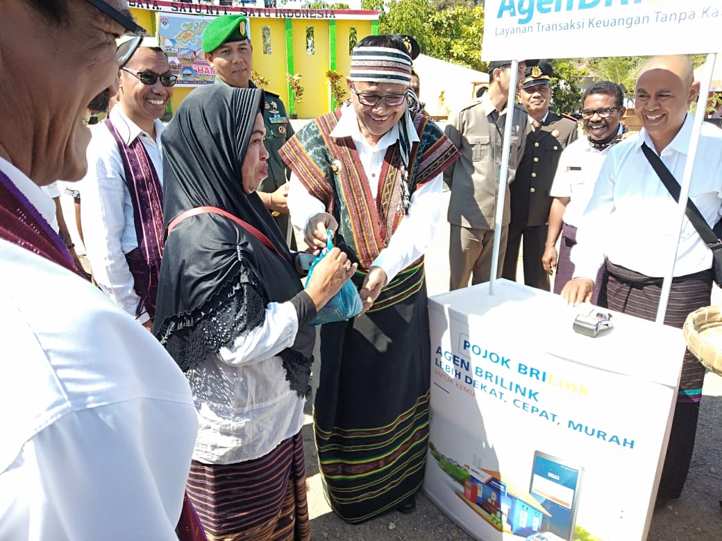 Bupati Lembata Eliazer Yentji Sunur Serahkan Bantuan Pangan Non Tunai Kepada 13.015 KPM