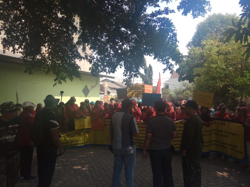 Aksi emak-emak menolak pengambilan fasos fasum