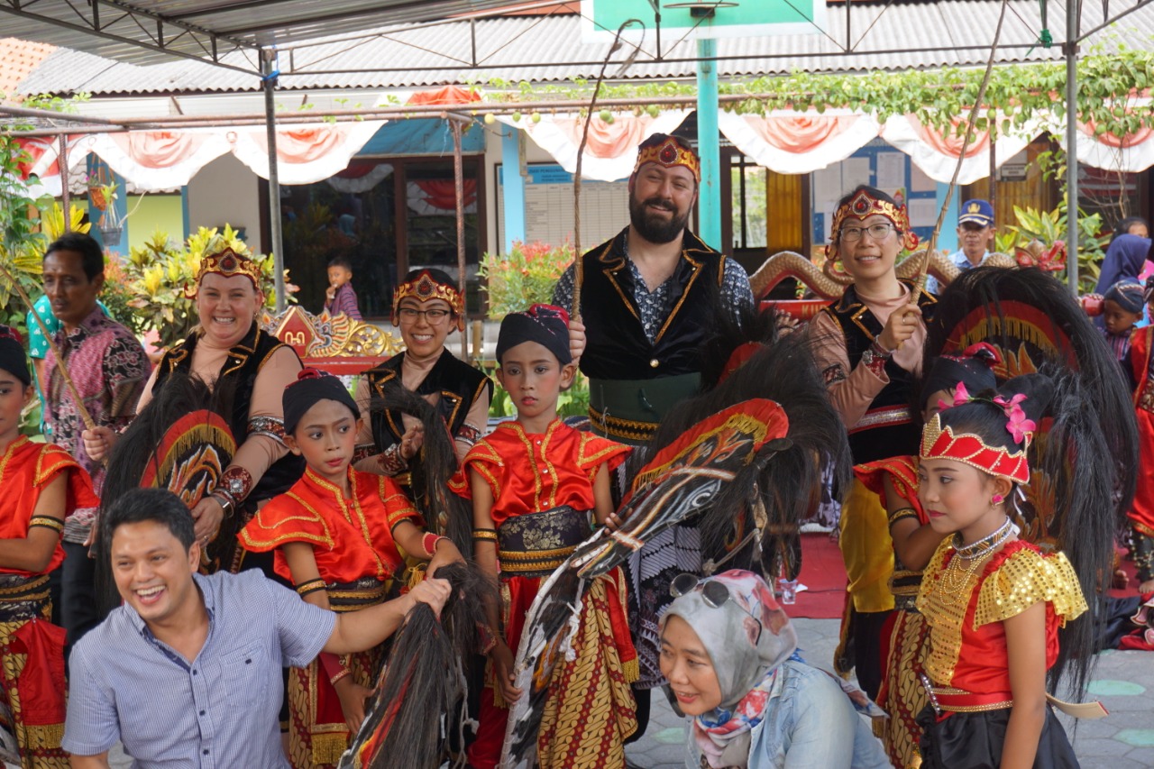 Muhammad Nur Rizal (pendiri GSM, pojok kiri) mendampingi guru-guru dari Australia dalam kunjungan kebudayaan ke SDN Pendulan. 