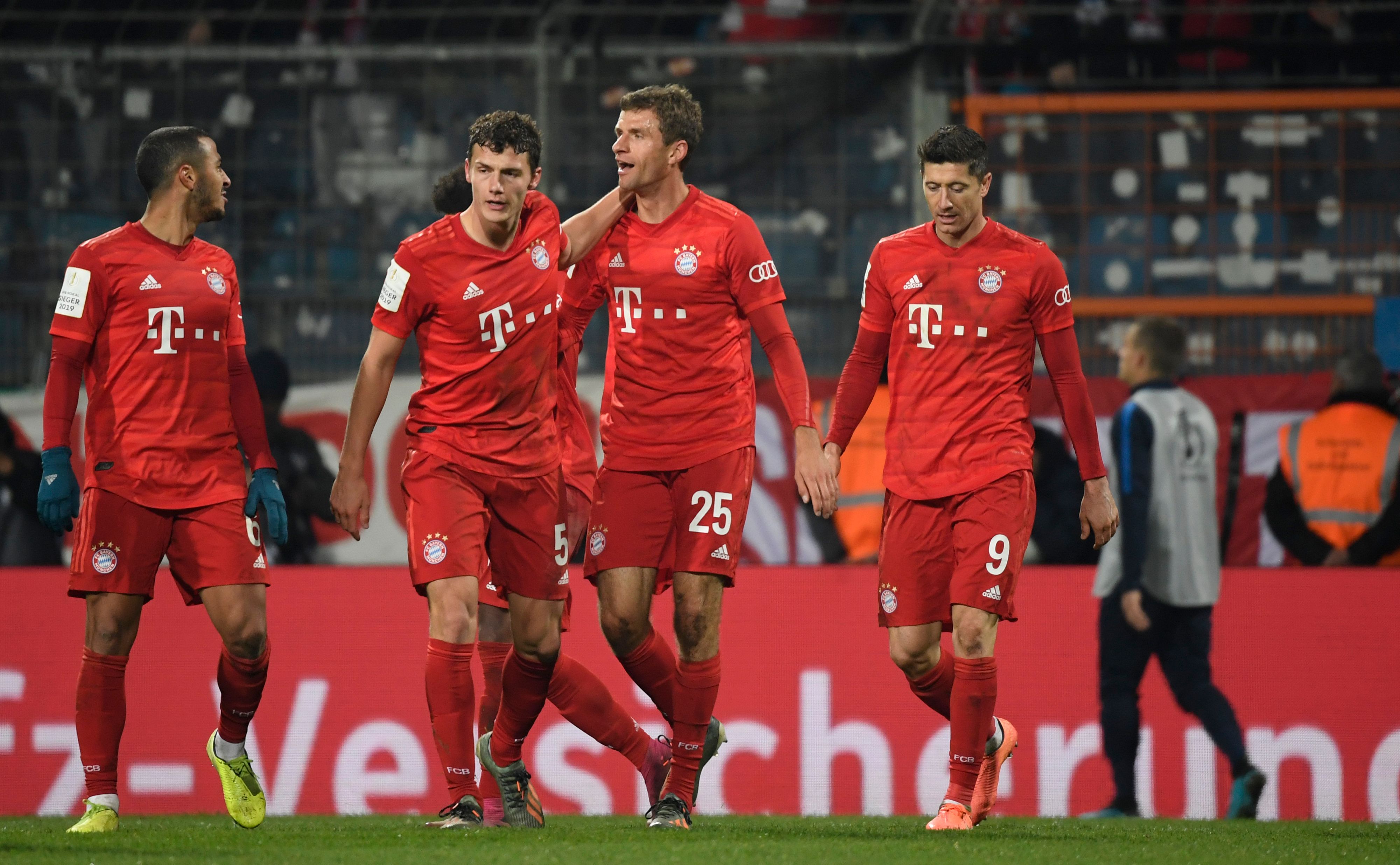 Para pemain Bayern Muenchen merayakan gol Thomas Mueller ke gawang Bochum di laga DFB Pokal