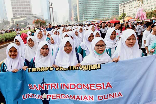 Parade Santri cinta damai di Hari Bebas Kendaraan Bermotor kawasan Bundaran HI, Jakarta, kemarin