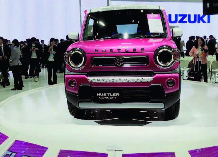 Para jurnalis dari mancanegara menyaksikan tampilan Suzuki Hustler Concept yang dipajang untuk Tokyo Motor Show, Jepang, Rabu (23/10).