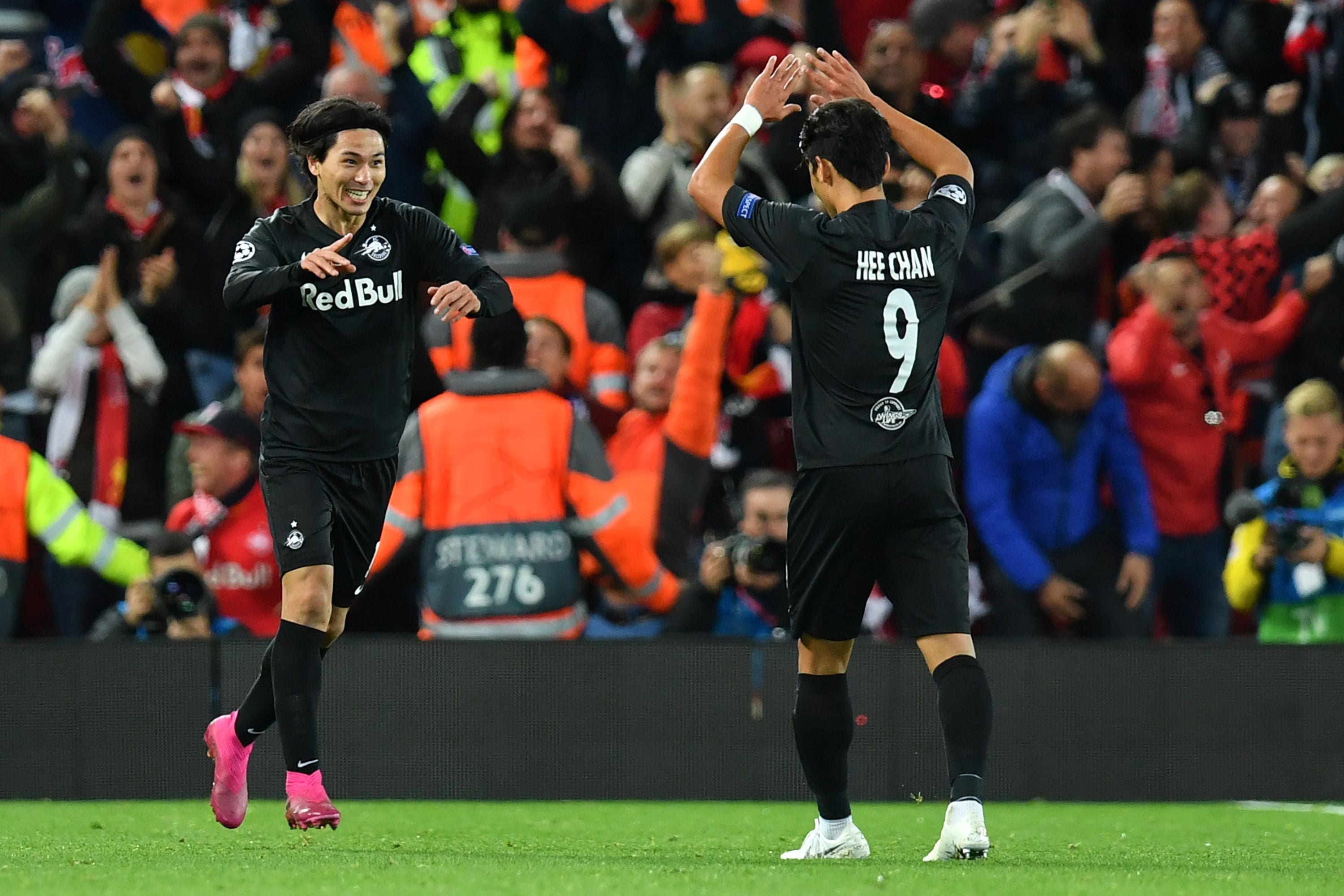 Penyerang Jepang takumi Minamino (kiri)