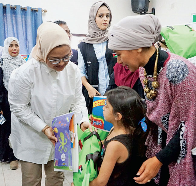 Kepala Badan POM RI Penny K Lukito (kiri) menyerahkan bingkisan kepada perwakilan anak Palestina saat kunjungan kerja di Palestina,